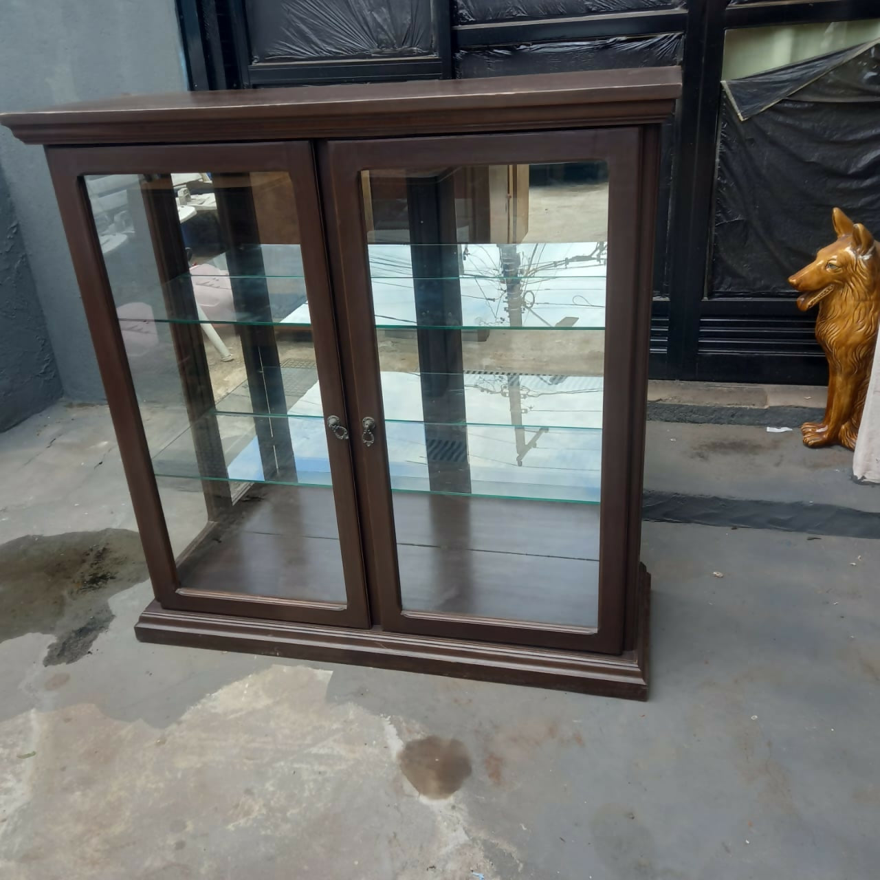 Cristaleira antiga em. Madeira