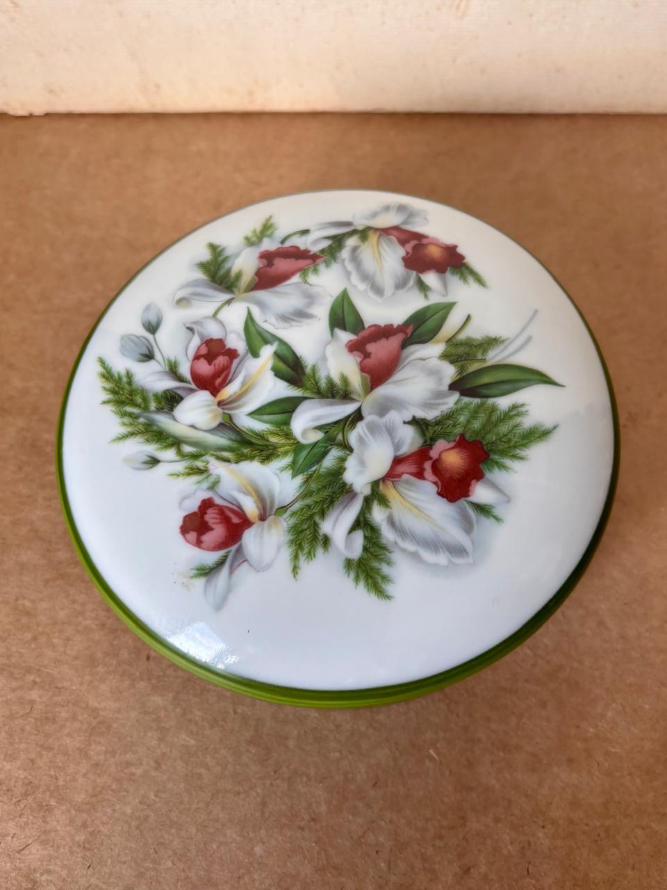 Potiche redondo em porcelana verde com tampa floral (DMCPS_531)
