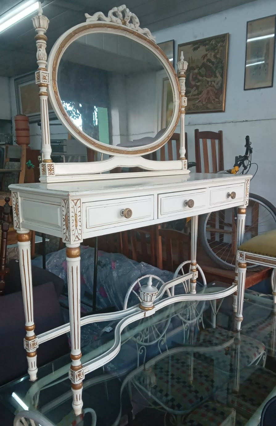 PENTEADEIRA ANTIGA COM BANQUETA EM BRANCO