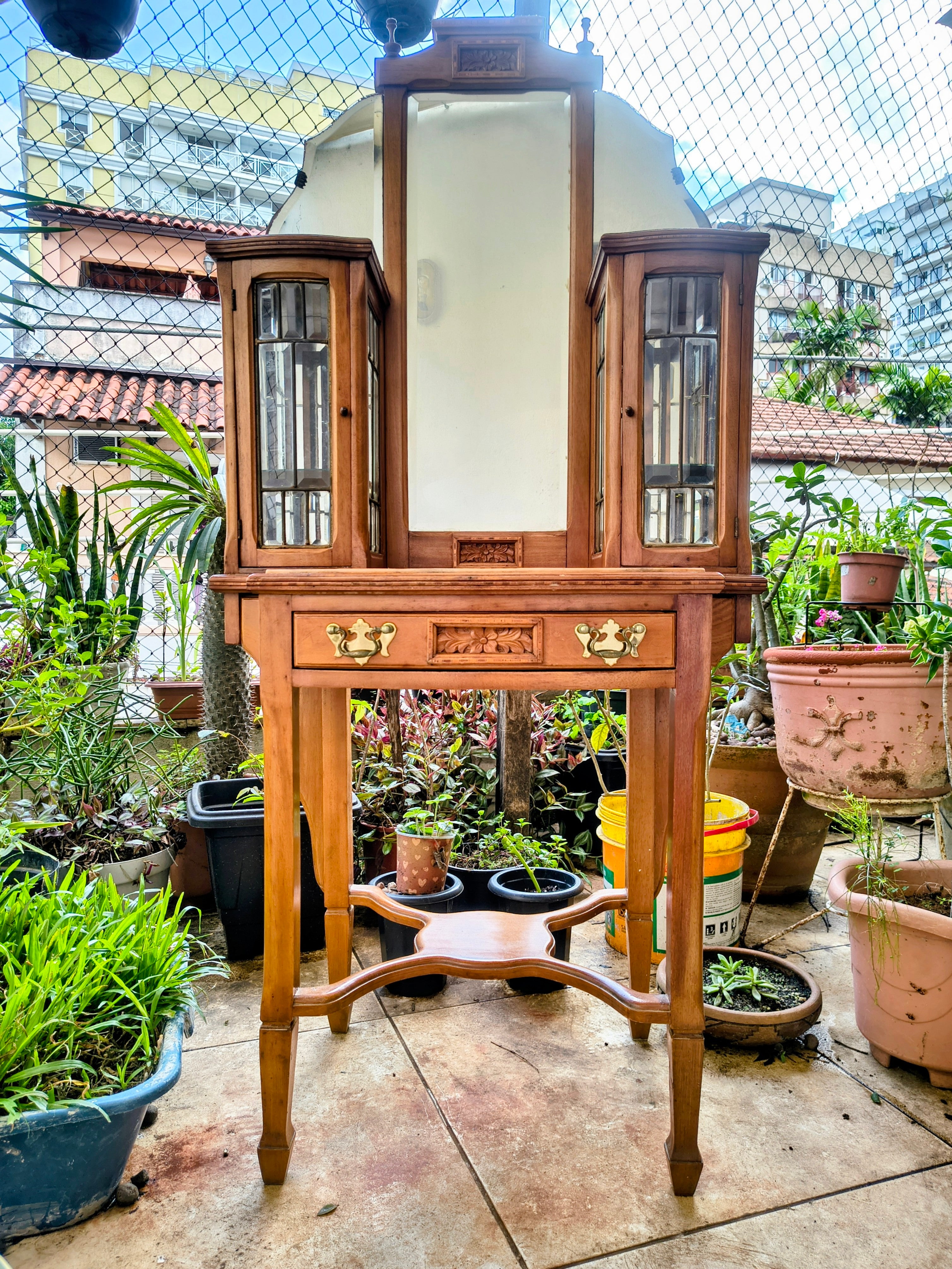 Pequena Penteadeira antiga  em Madeira com Marchetaria e detalhes entalhados