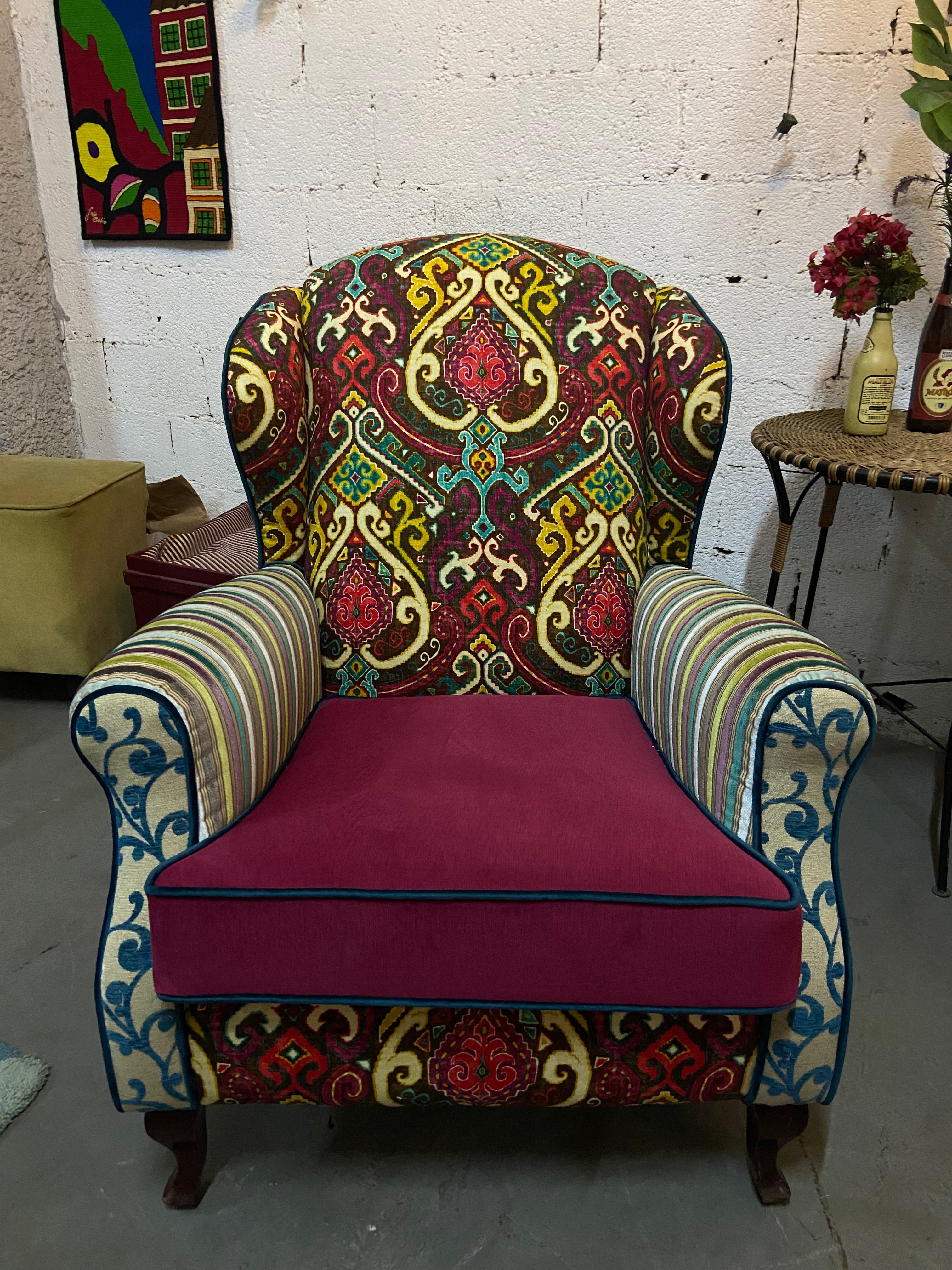 Poltrona Bergere Firenze com tecidos estampados coloridos e assento rosa