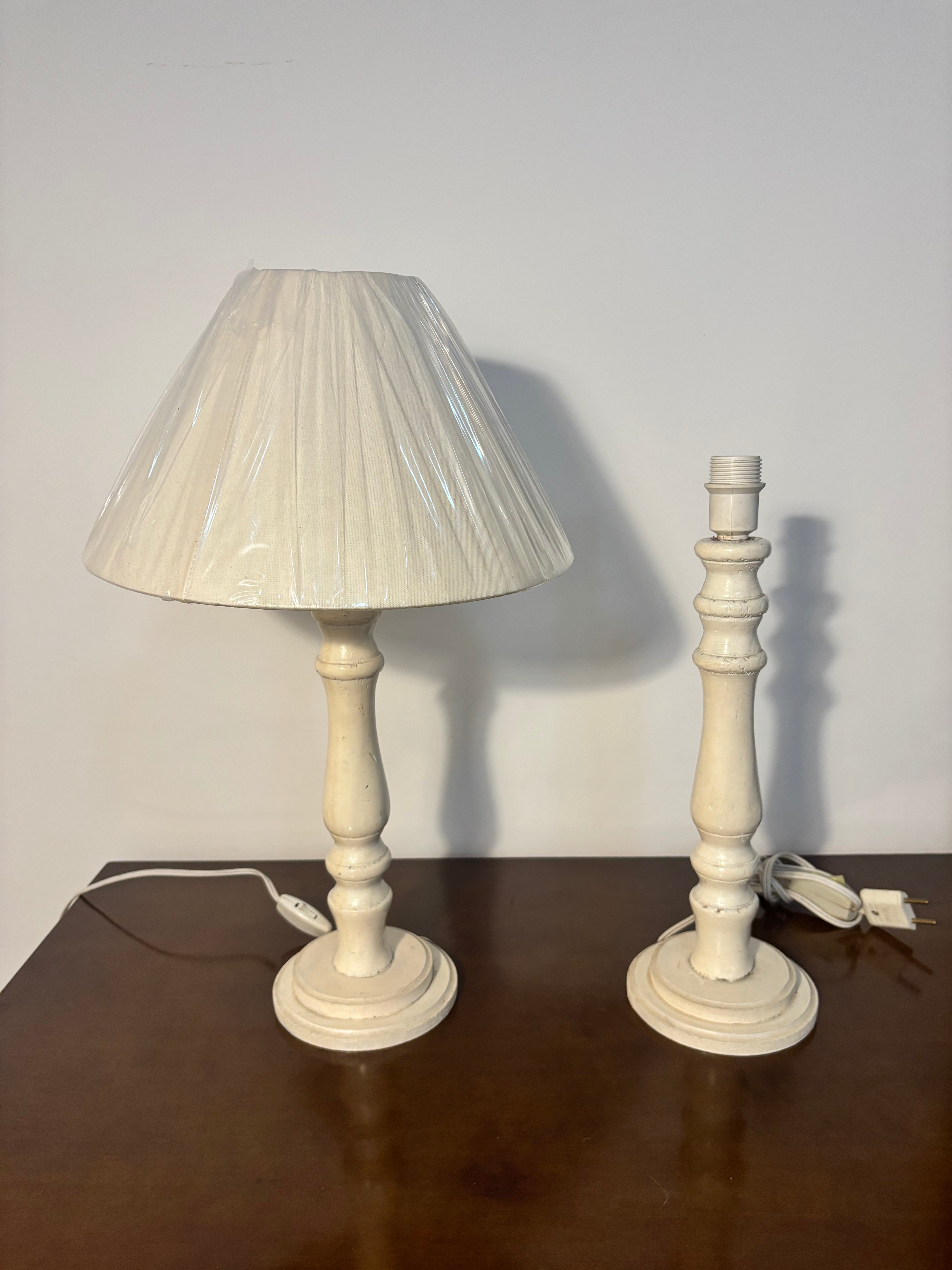Par de Abajures / Luminárias Clássicas em Madeira Torneada em pátina clara e cúpula neutra (Estilo Provençal / Vintage)