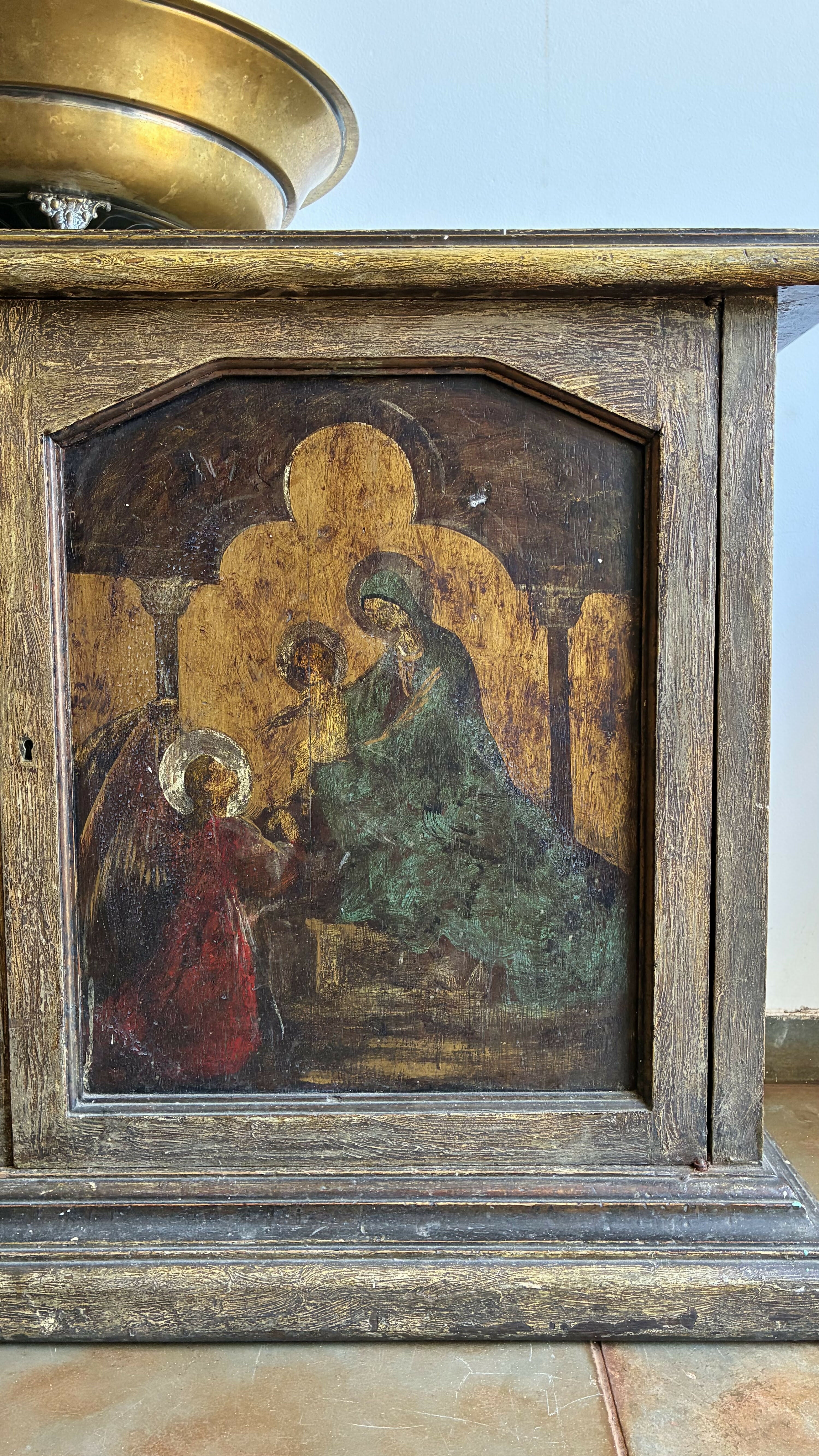 Aparador Antigo com Pinturas Sacras