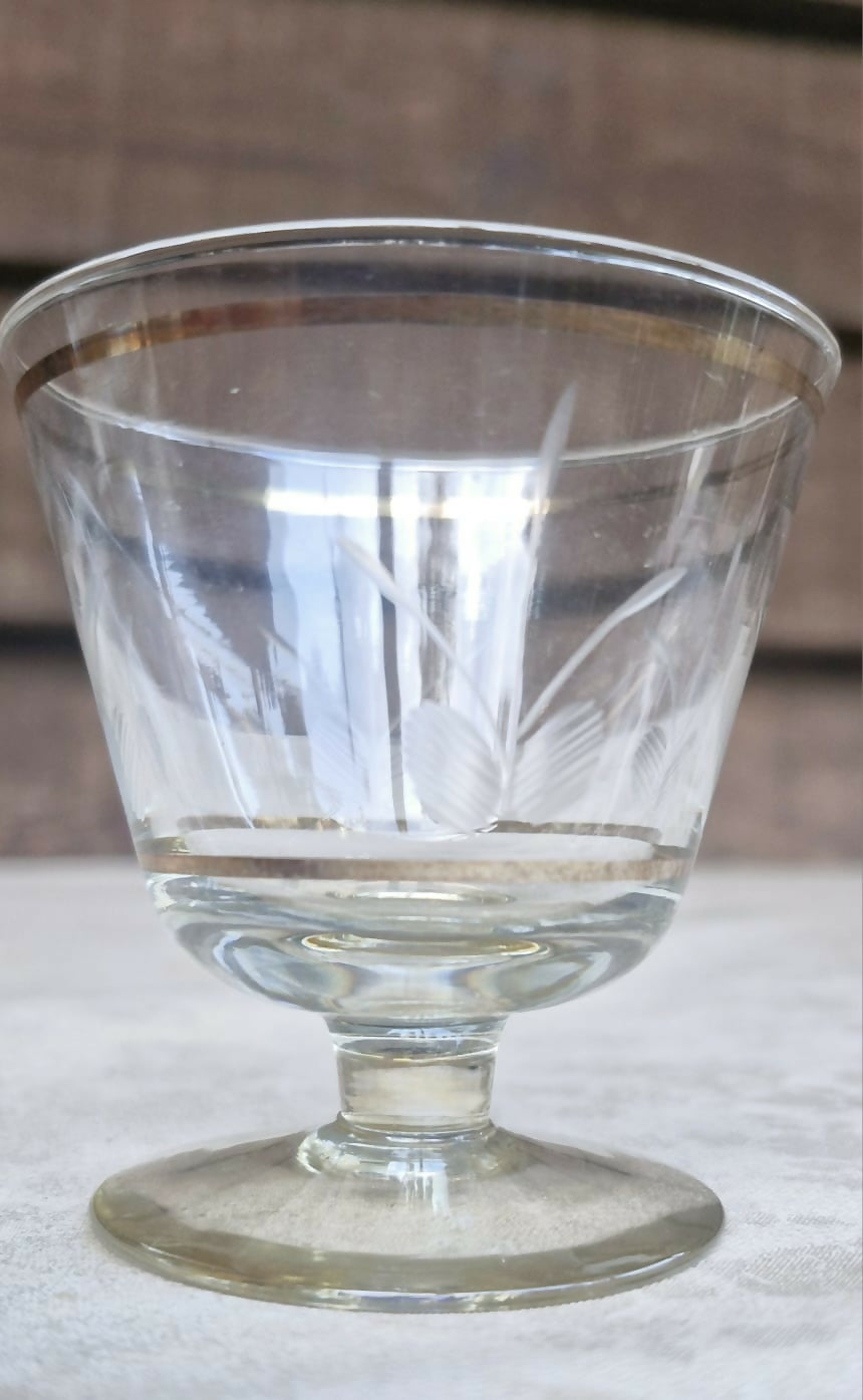 Encantador conjunto de Licoreira + 6 tacinhas