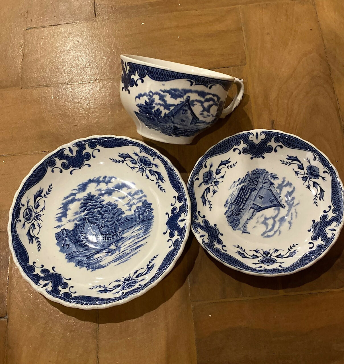 Conjunto porcelana inglesa W. H. Grindley com: 04 xicaras de chá com pires e prato para bolo
