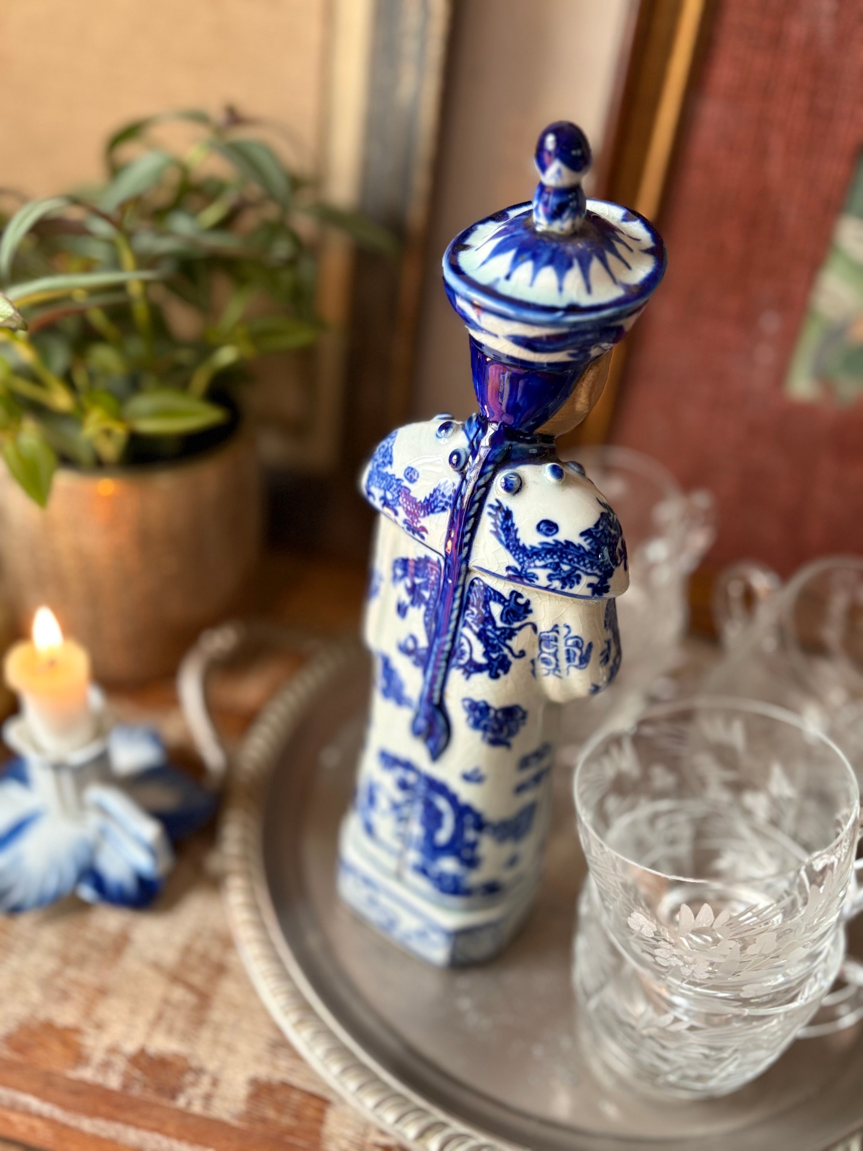 Figura / pequena escultura de sábio chinês em porcelana azul e branco