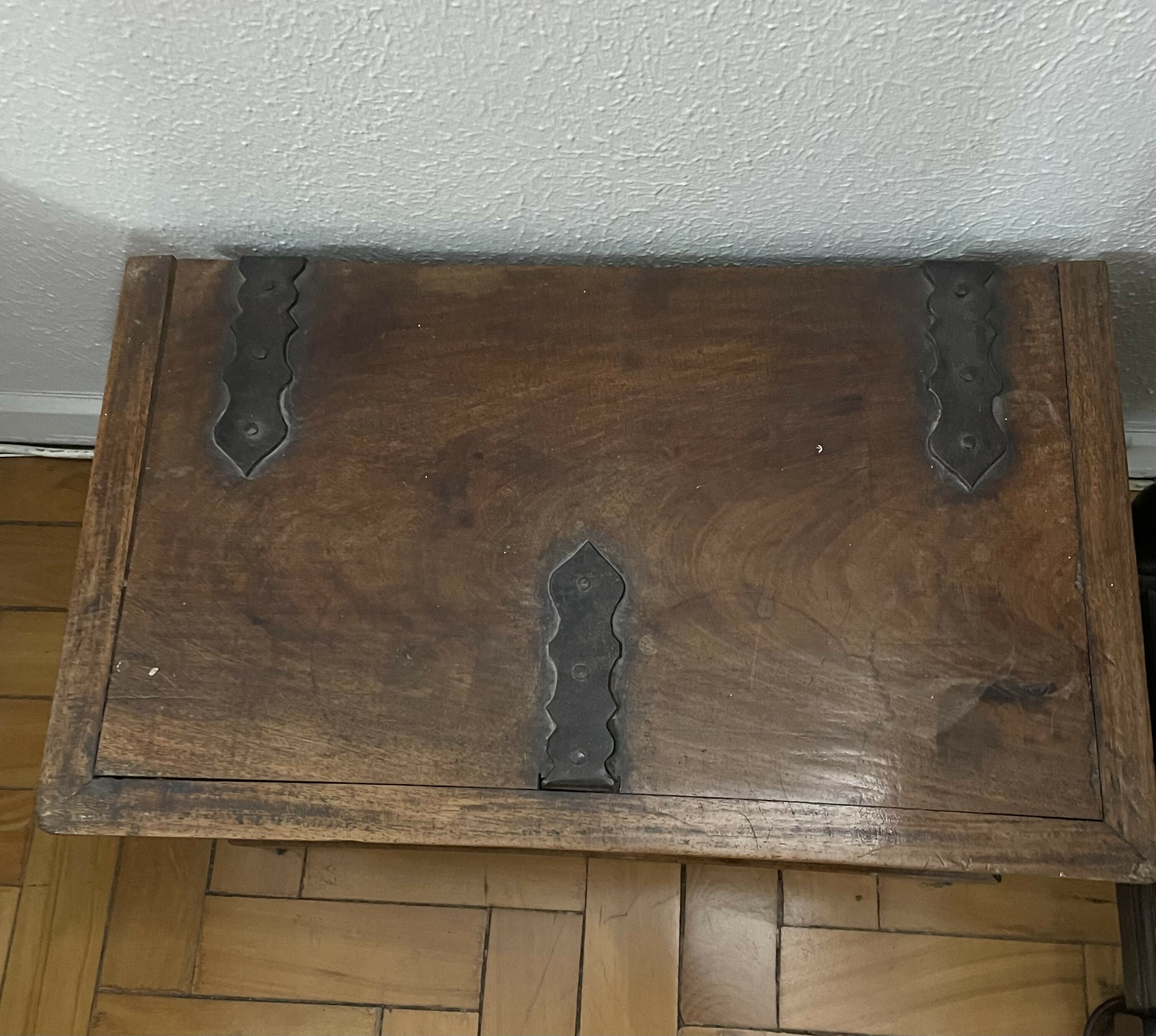 Baú antigo em madeira nobre