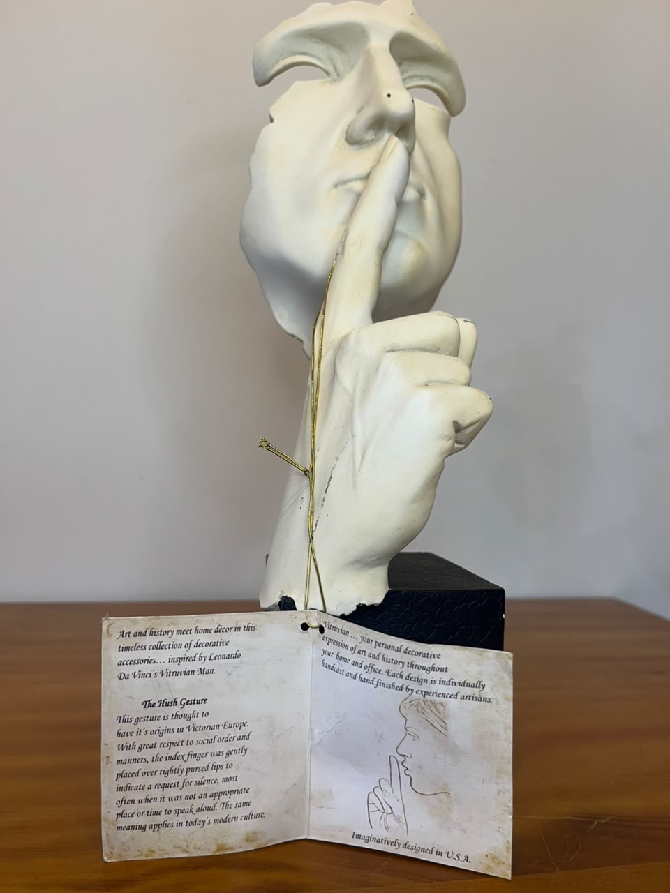 Escultura Decorativa “O Gesto do Silêncio” — Vitruvian Collection