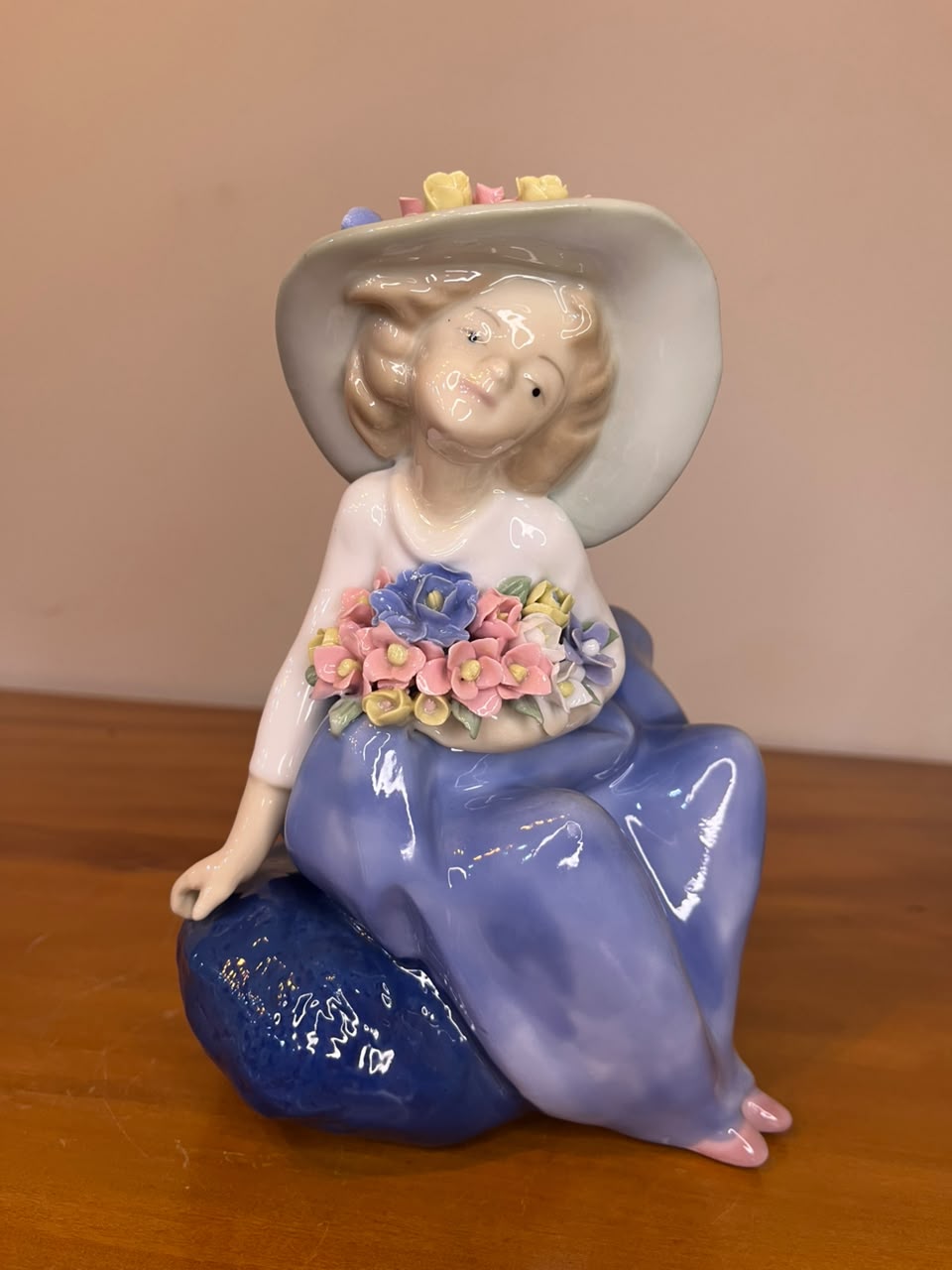 Escultura em Porcelana Menina com Chapéu e Flores – 18 cm
