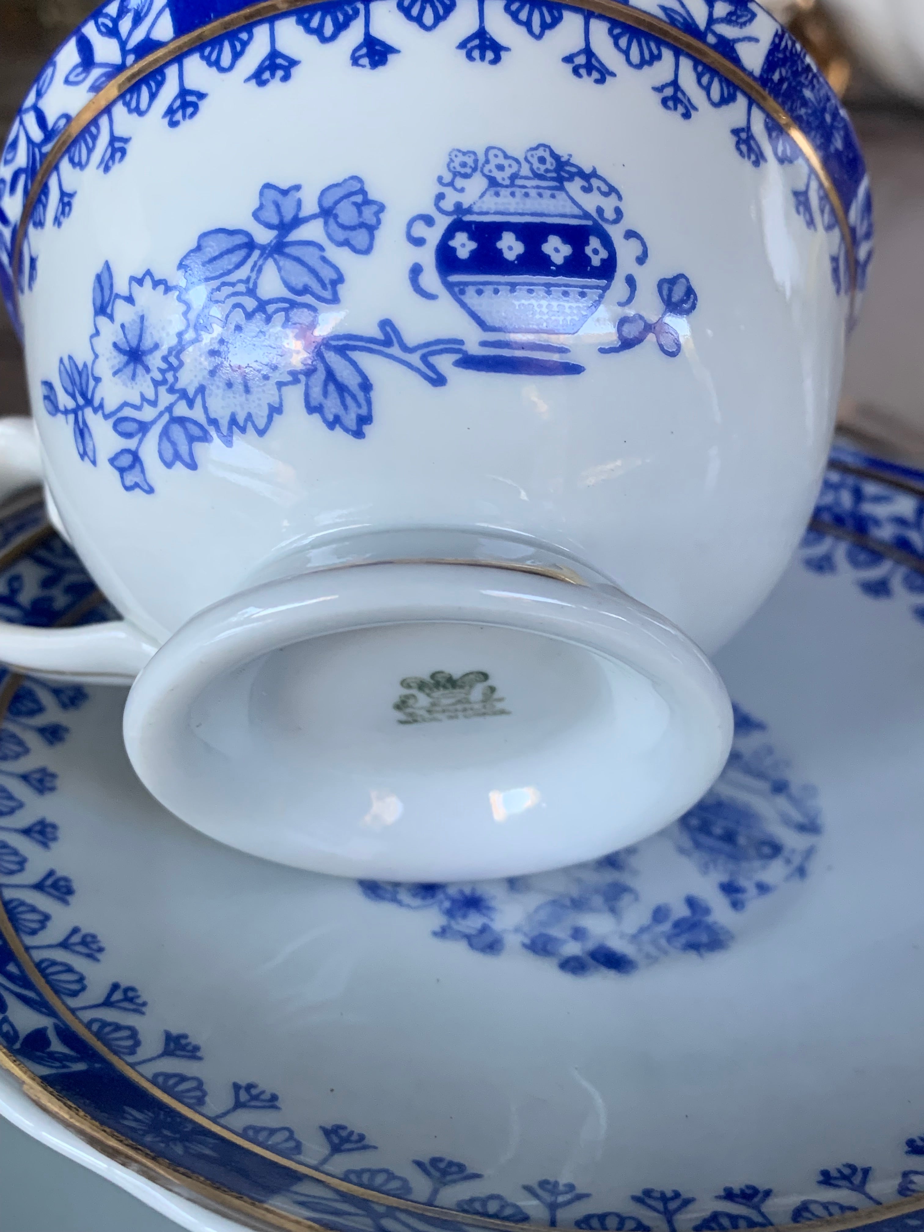 Lindo e antigo trio de chá em porcelana Real em tom azul cobalto com flores e filete dourado 