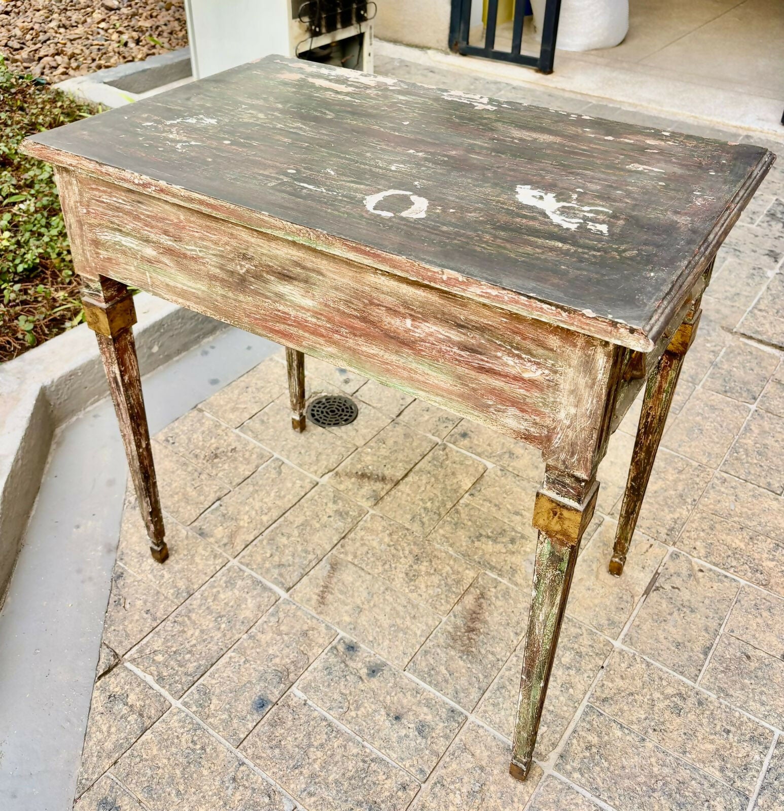 Antigo Aparador / Mesinha madeira maciça entalhada