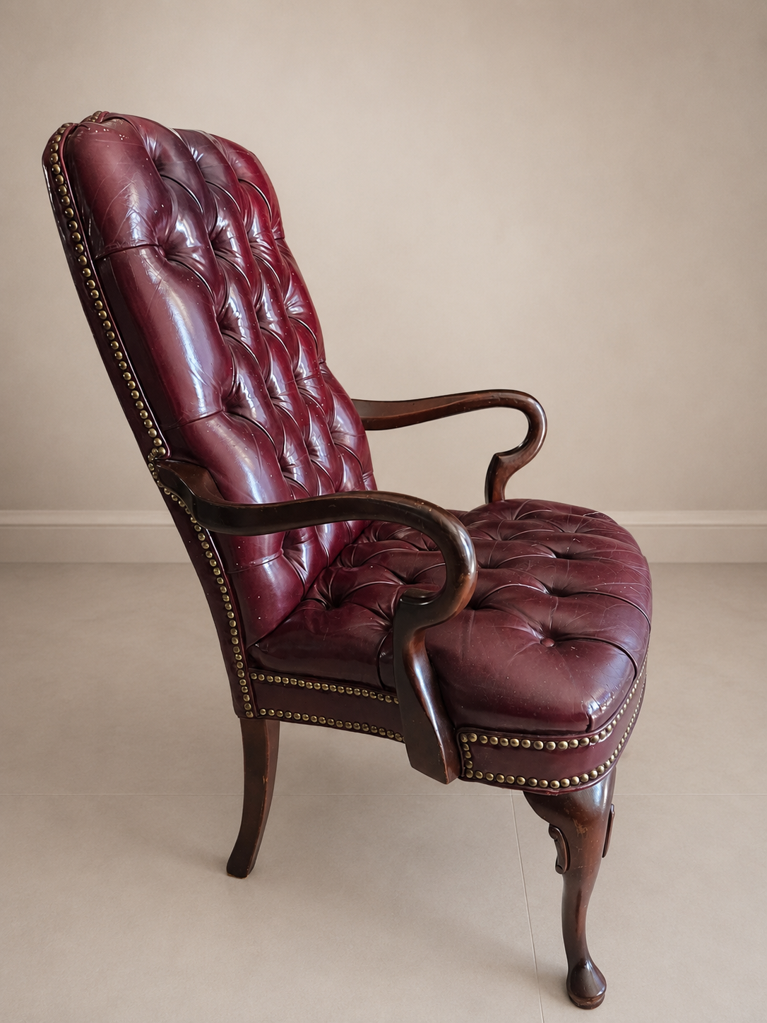 Poltrona com braço estilo Chesterfield Queen Anne em couro bordô.