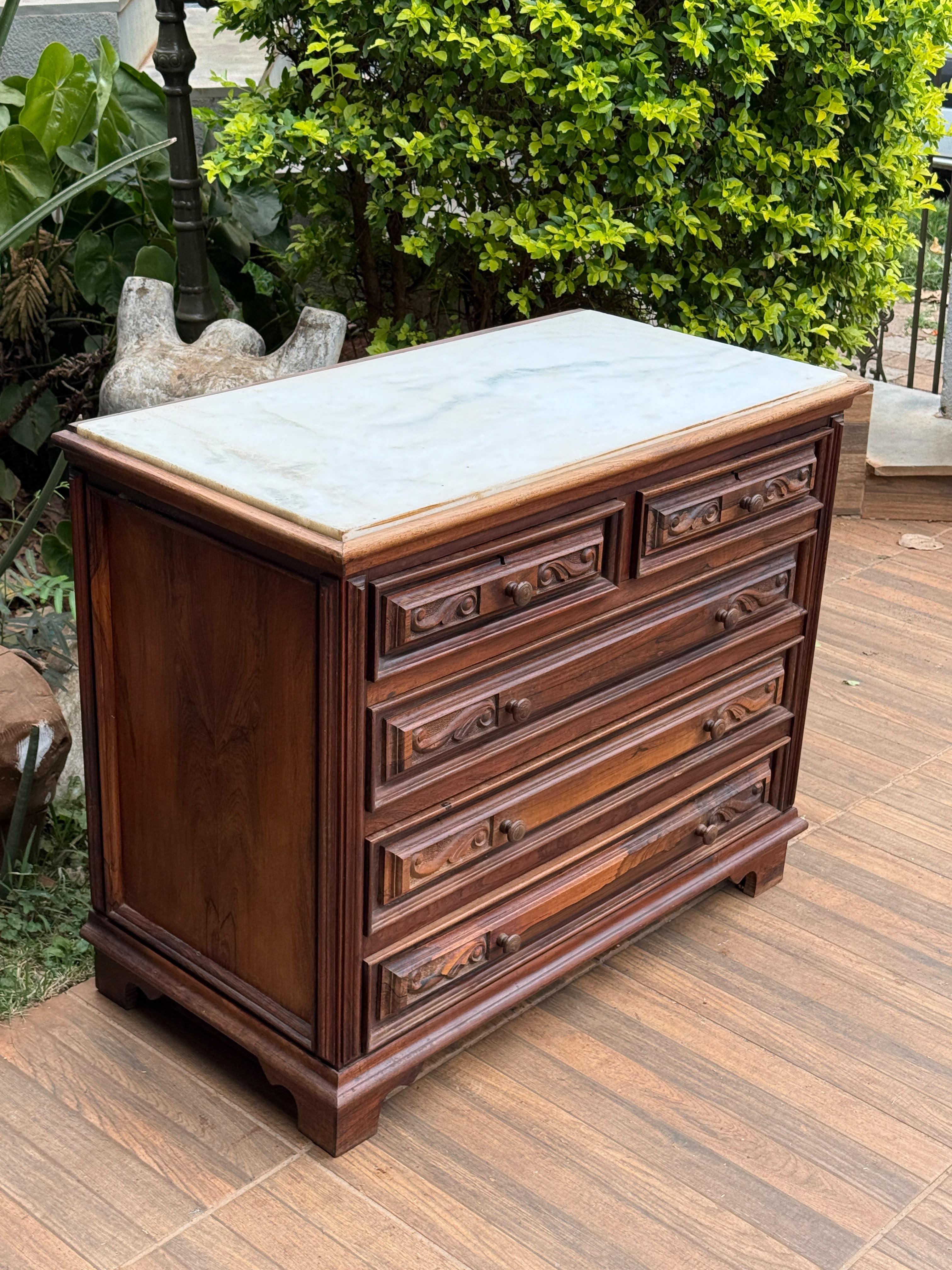Cômoda Antiga em Jacarandá Maciço entalhado com Tampo em mármore 