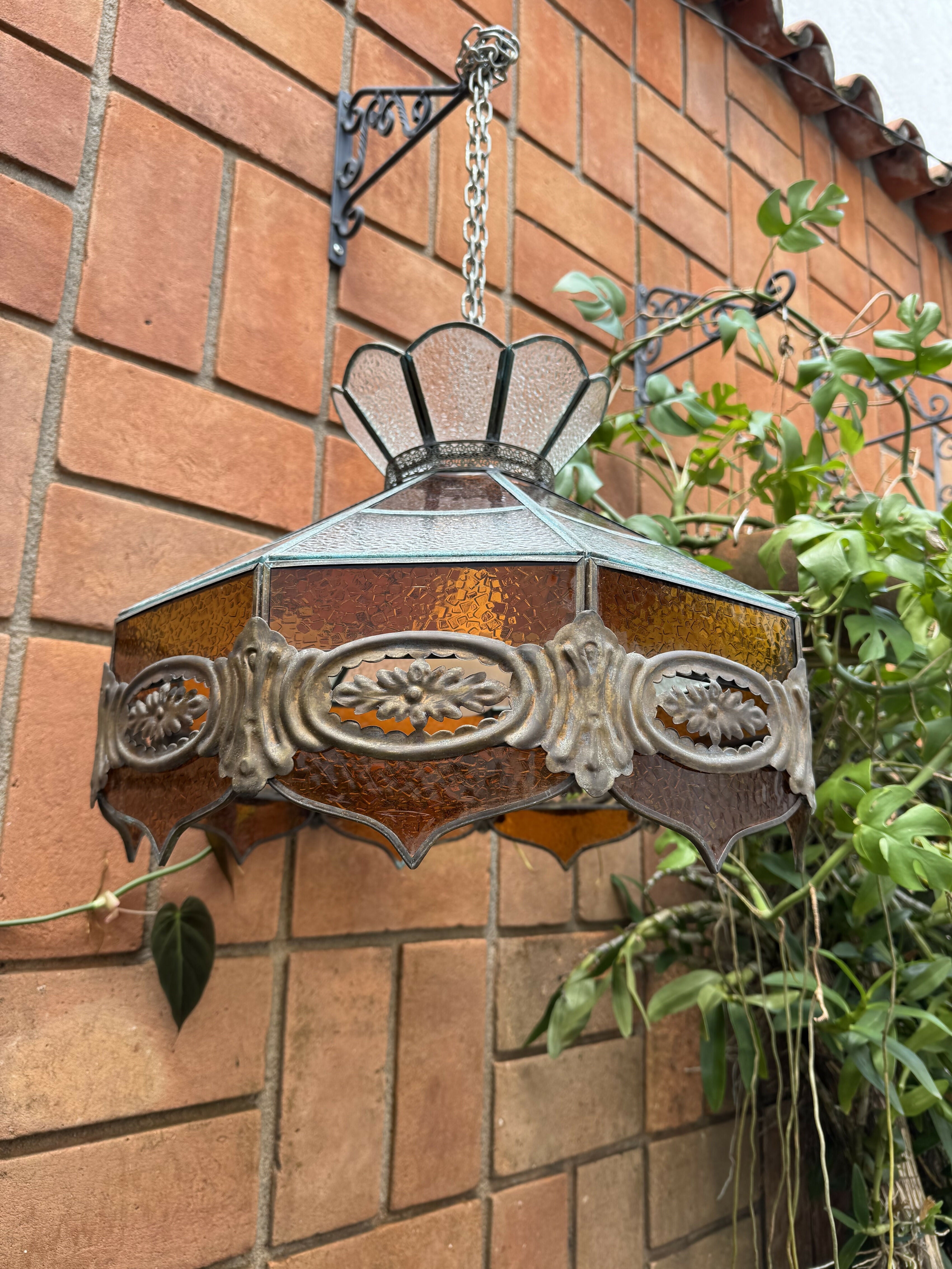 RARA e antiga luminária em vitral e rico trabalho em ferro