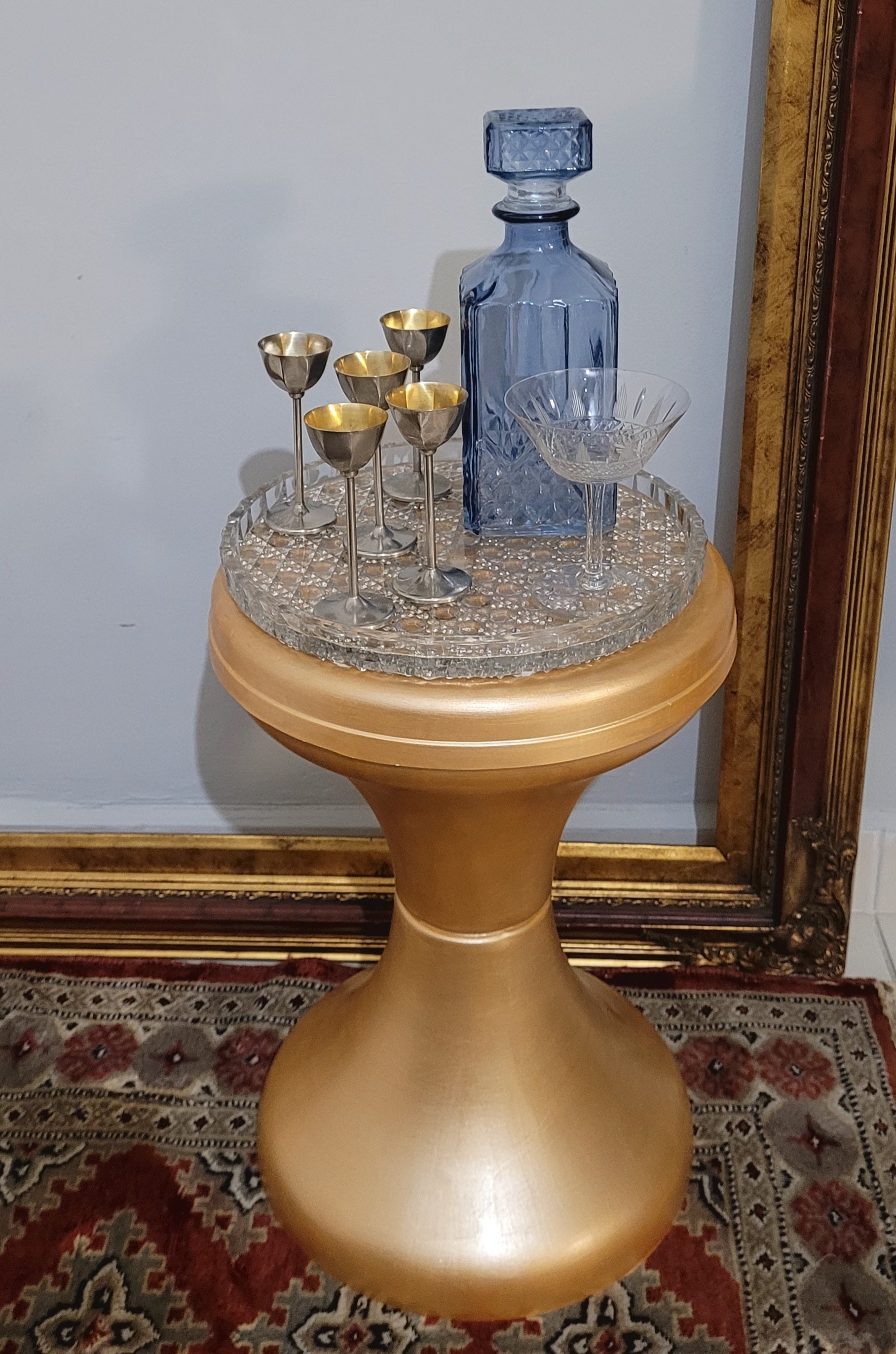 Conjunto de taças para licor Mid-Century em metal prateado facetado com interior dourado 