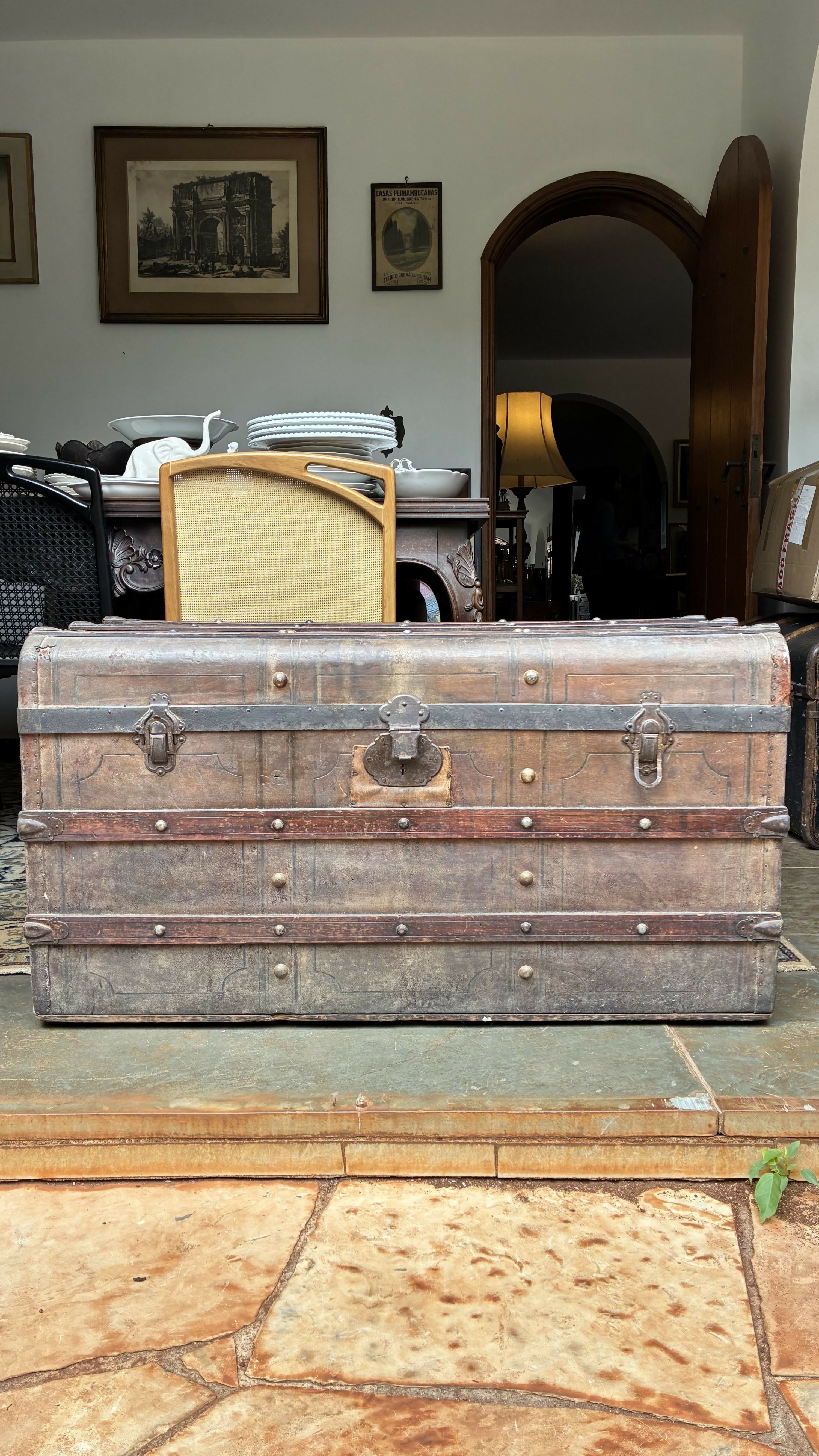 Baú antigo em madeira