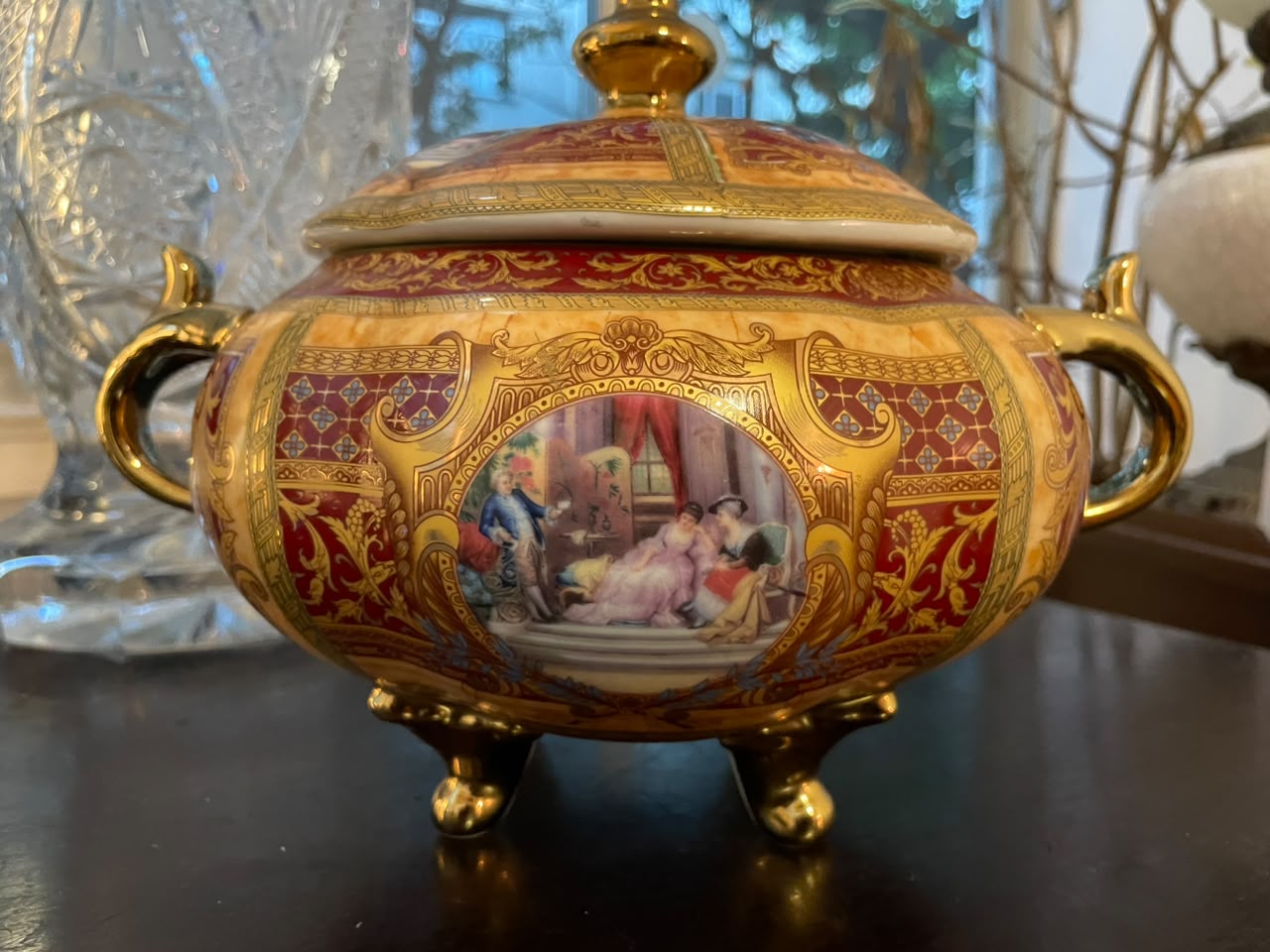 Sopeira em porcelana europeia com rica decoração policromada