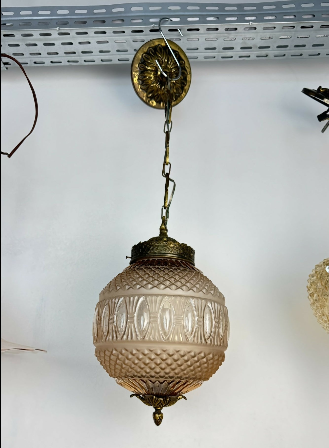 Pendente Teto Vintage | Globo Lapidado Rosé (Facetado) em Vidro Fosco