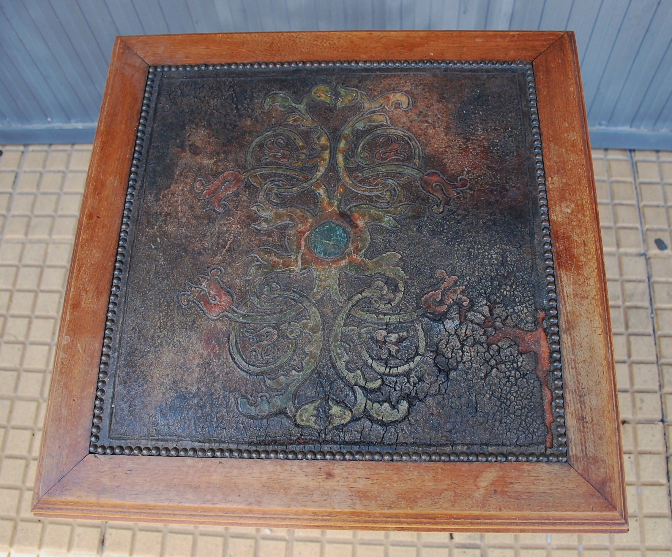 Mesa de centro entalhada a mão com tampo couro - anos 70