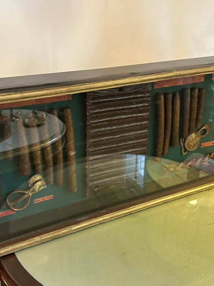 Quadro De Charutos em caixa de moldura e vidro