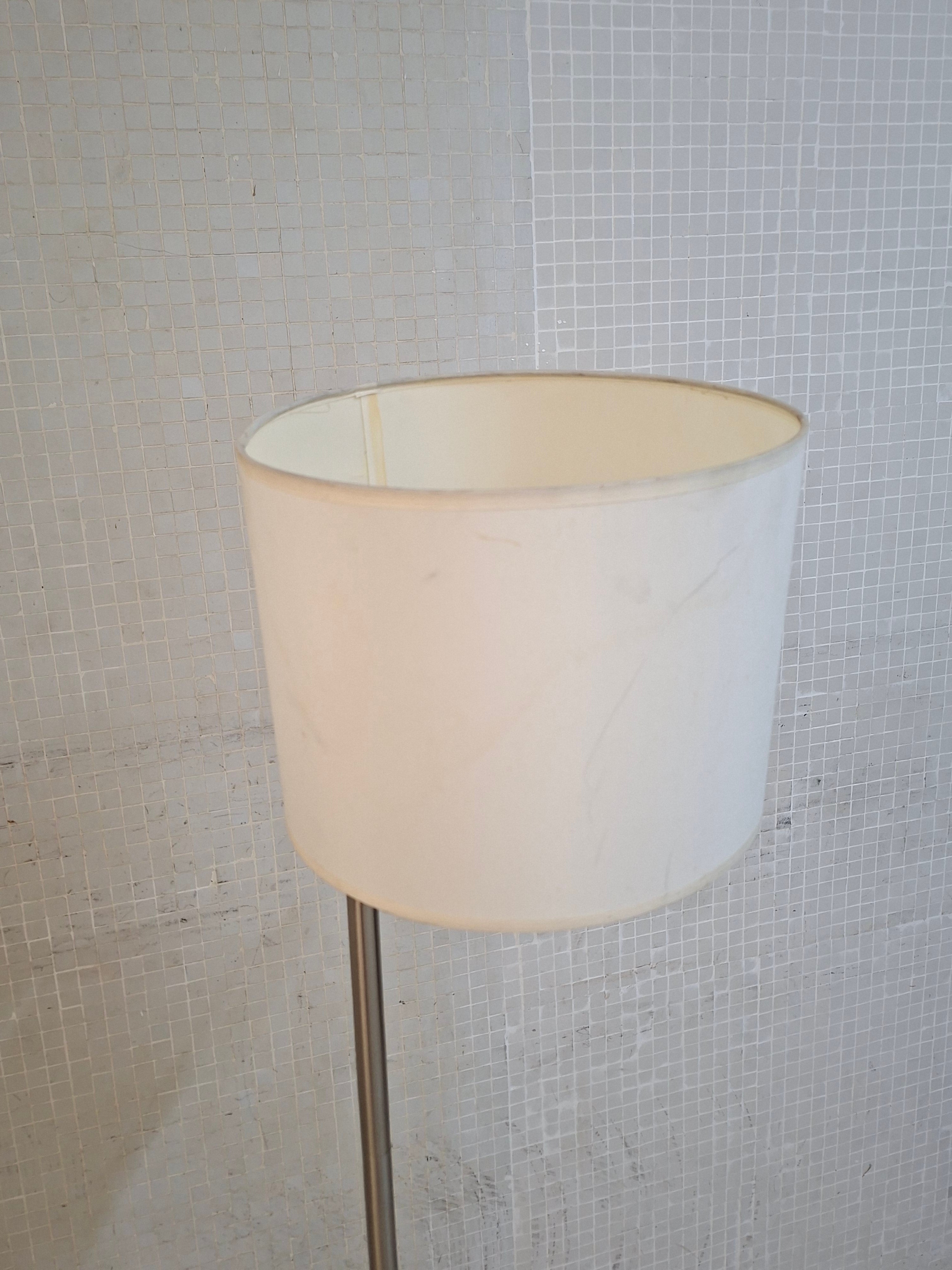 Luminária de Piso Design em metal escovado e cúpula branca 