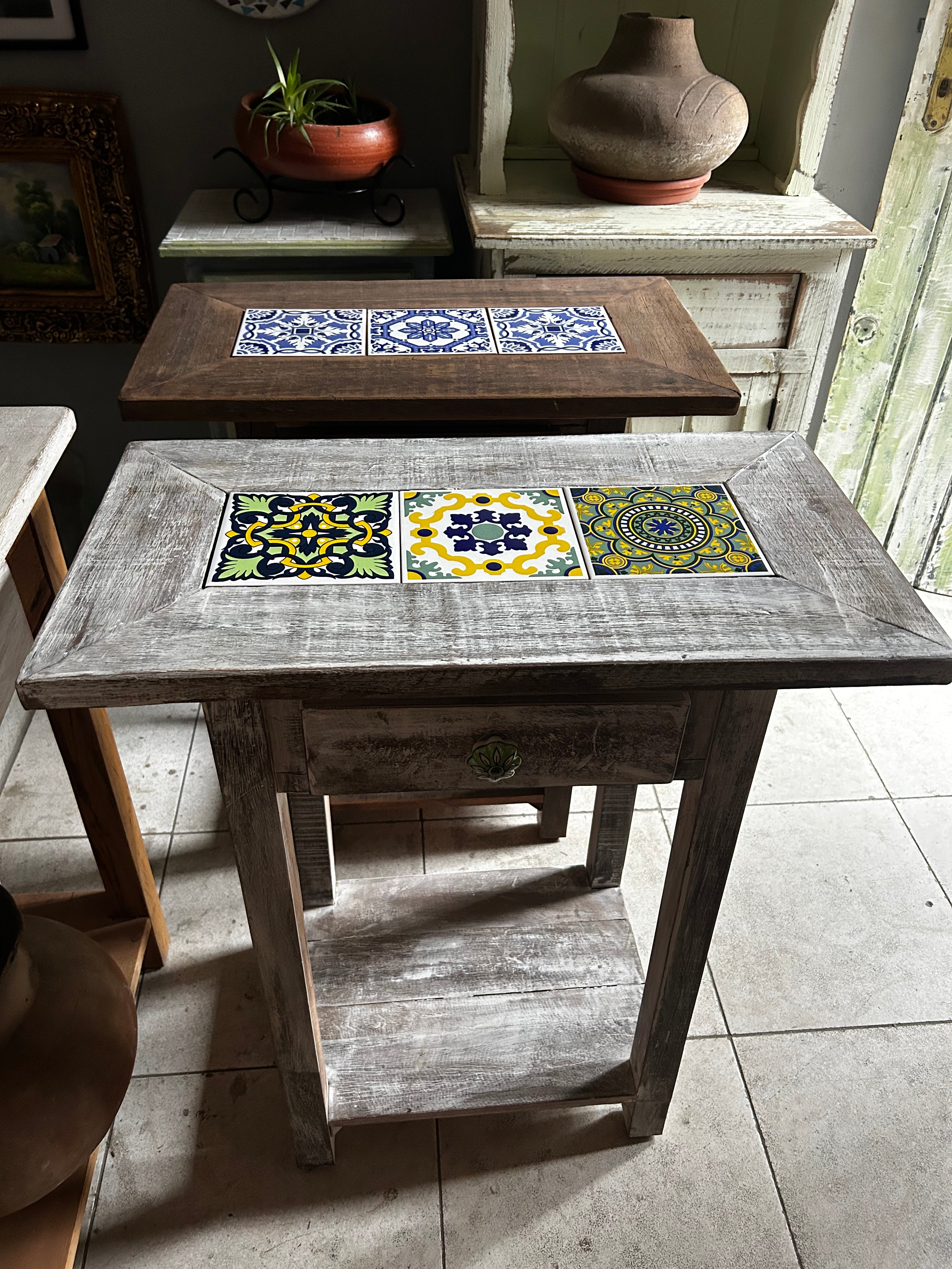 Aparador em azulejos vintage, acabamento patina branca.