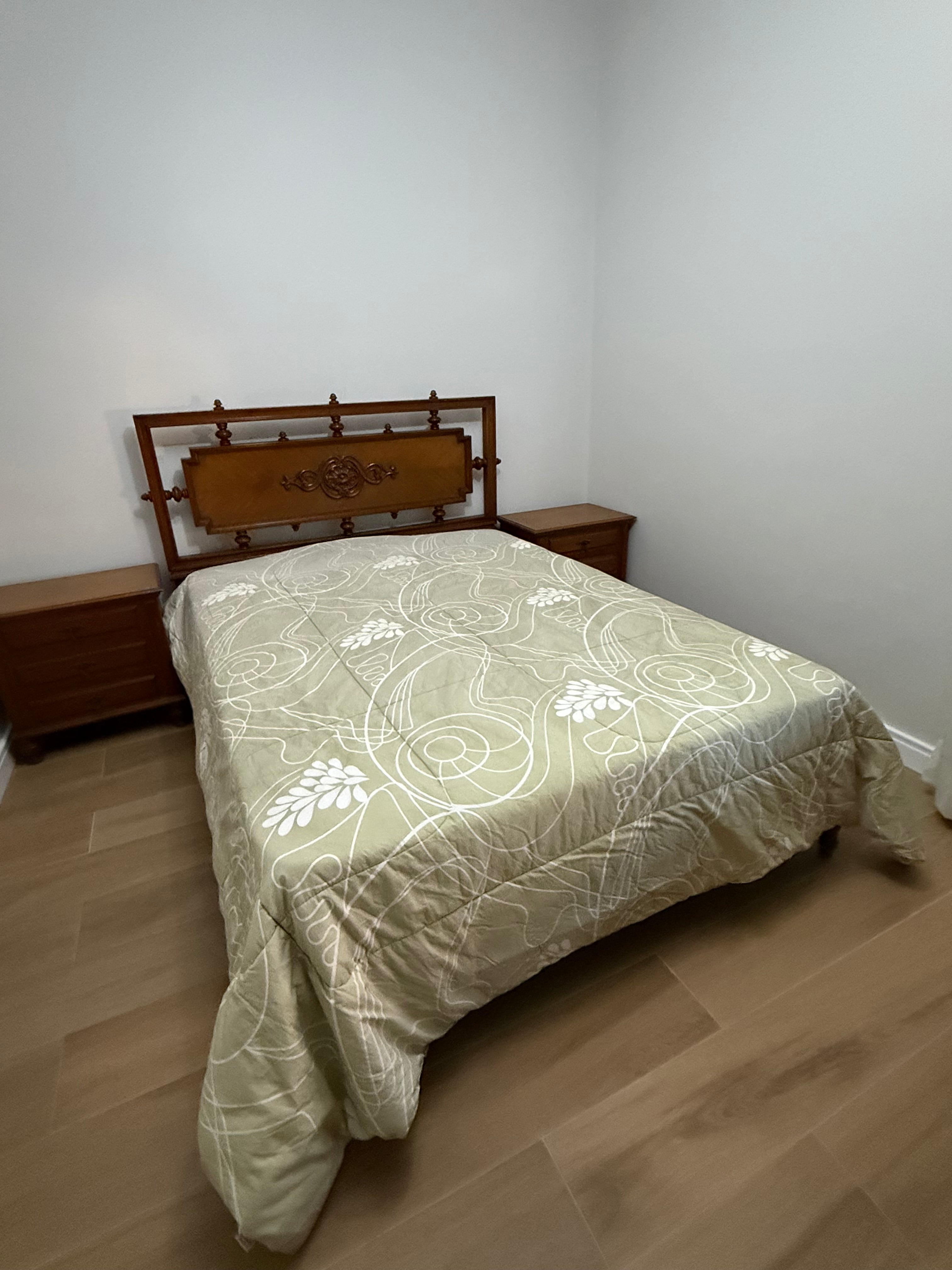 Cama casal + colchão em cerejeira entalhada , em excelente estado