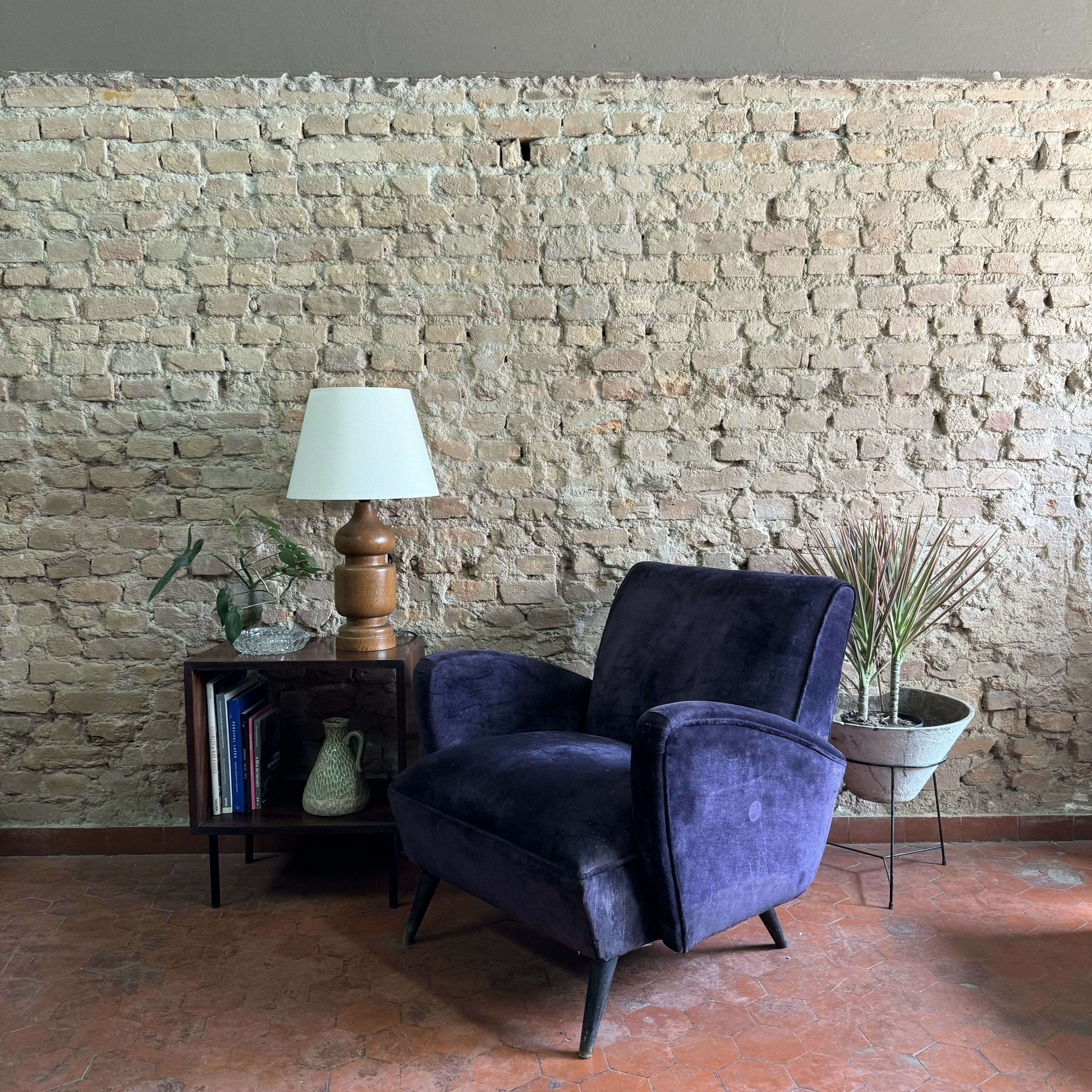 Poltrona antiga pé Palito anos 50 em tecido roxo