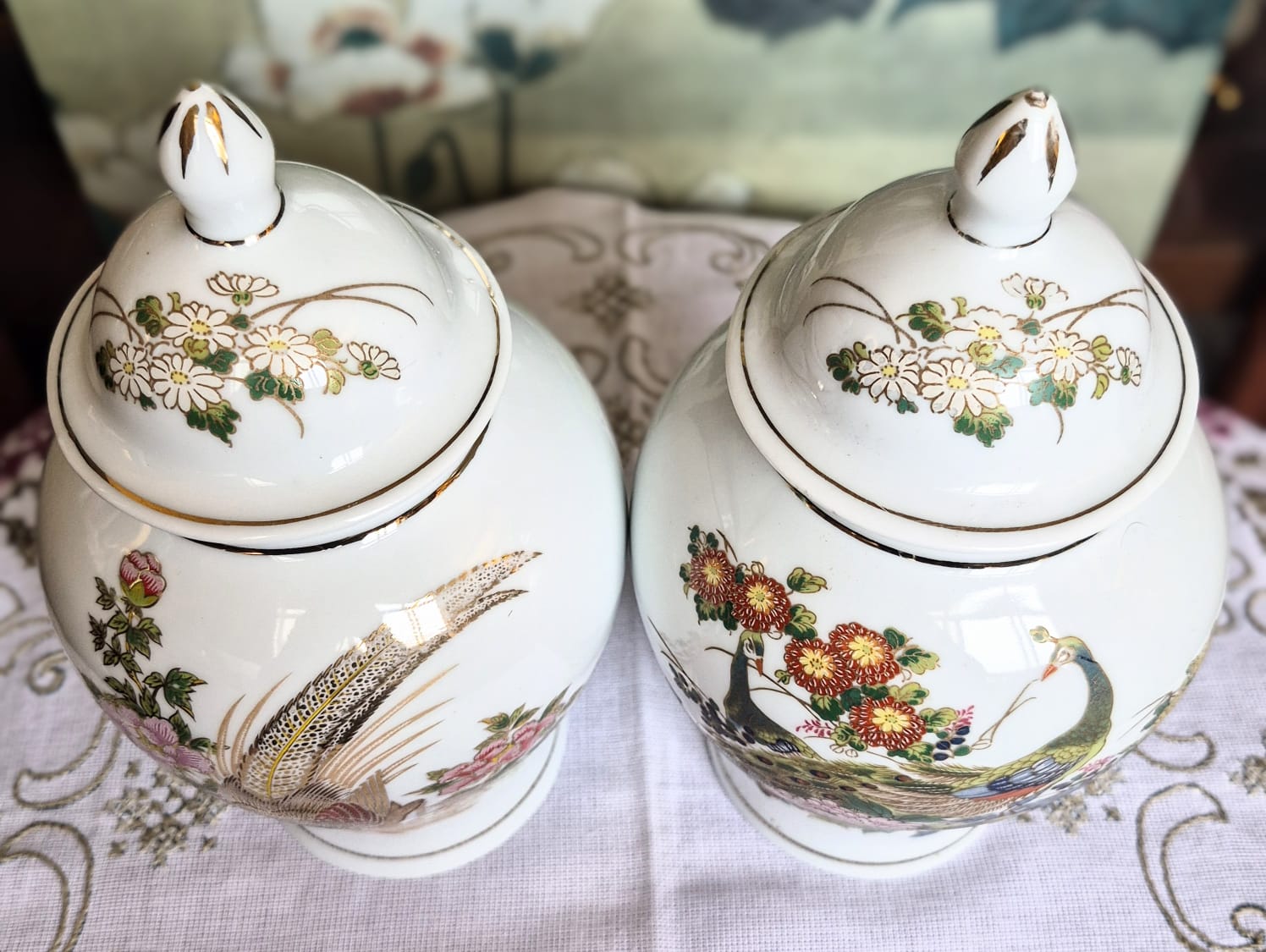 Potiche, ginger jar, em porcelana vintage chinesa Jingdezhen,  estilo Satsuma com motivos de pavões,  faisões e flores de peônia. Excelente estado.