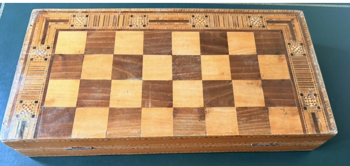 Caixa de xadrez e gamão toda em marchetaria