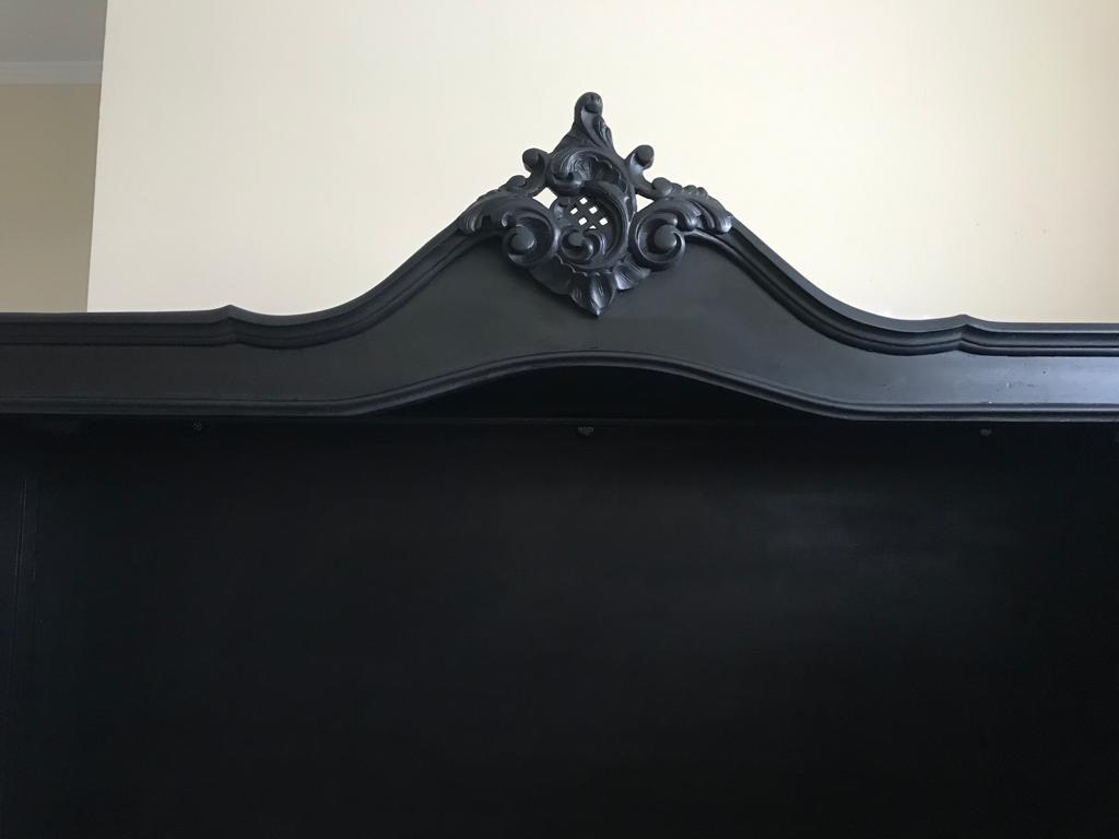 Guarda roupa / Armário Cenográfico Luís XV Preto – Perfeito para Loja e Cenários