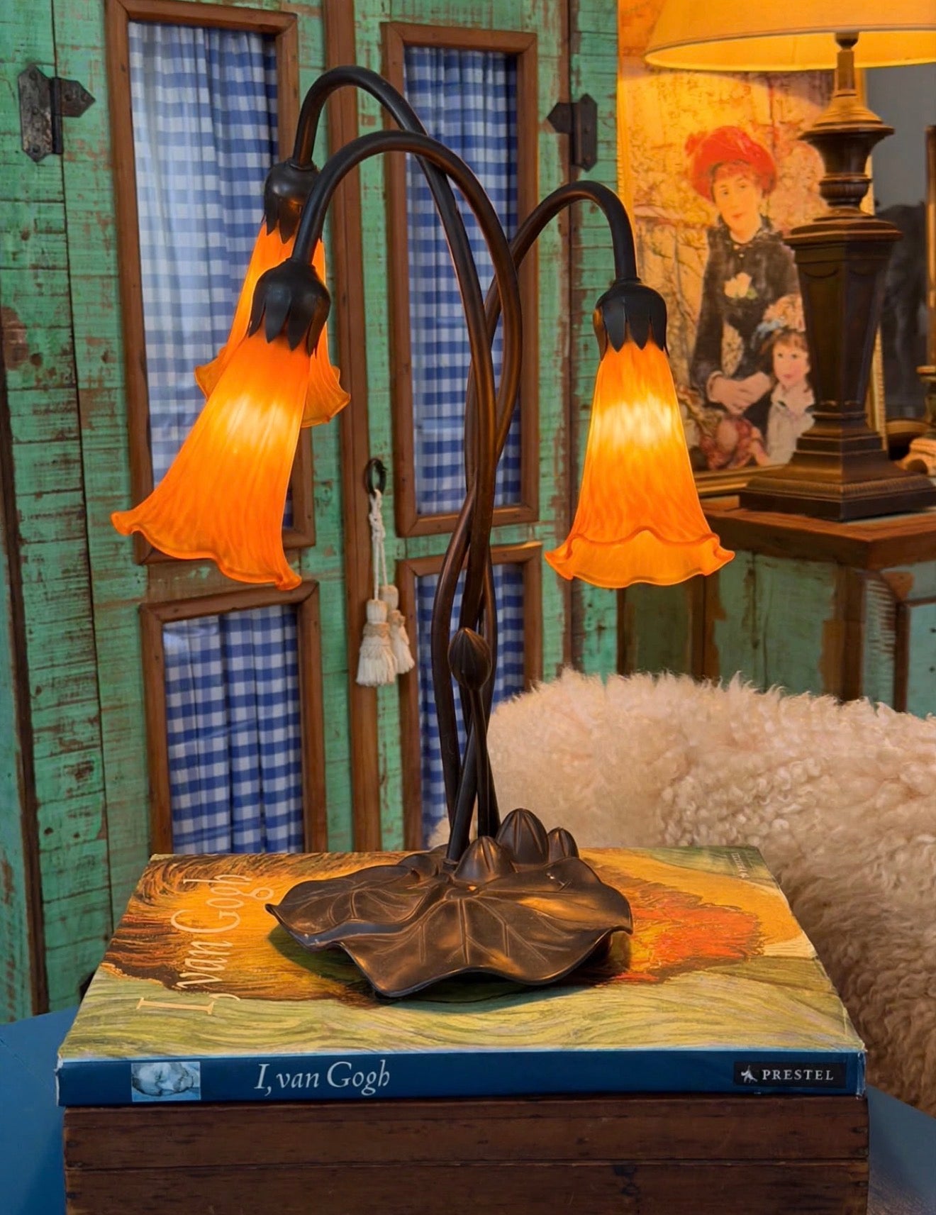 Maravilhosa e espetacular luminária de mesa de três luzes no estilo Art Nouveau vintage