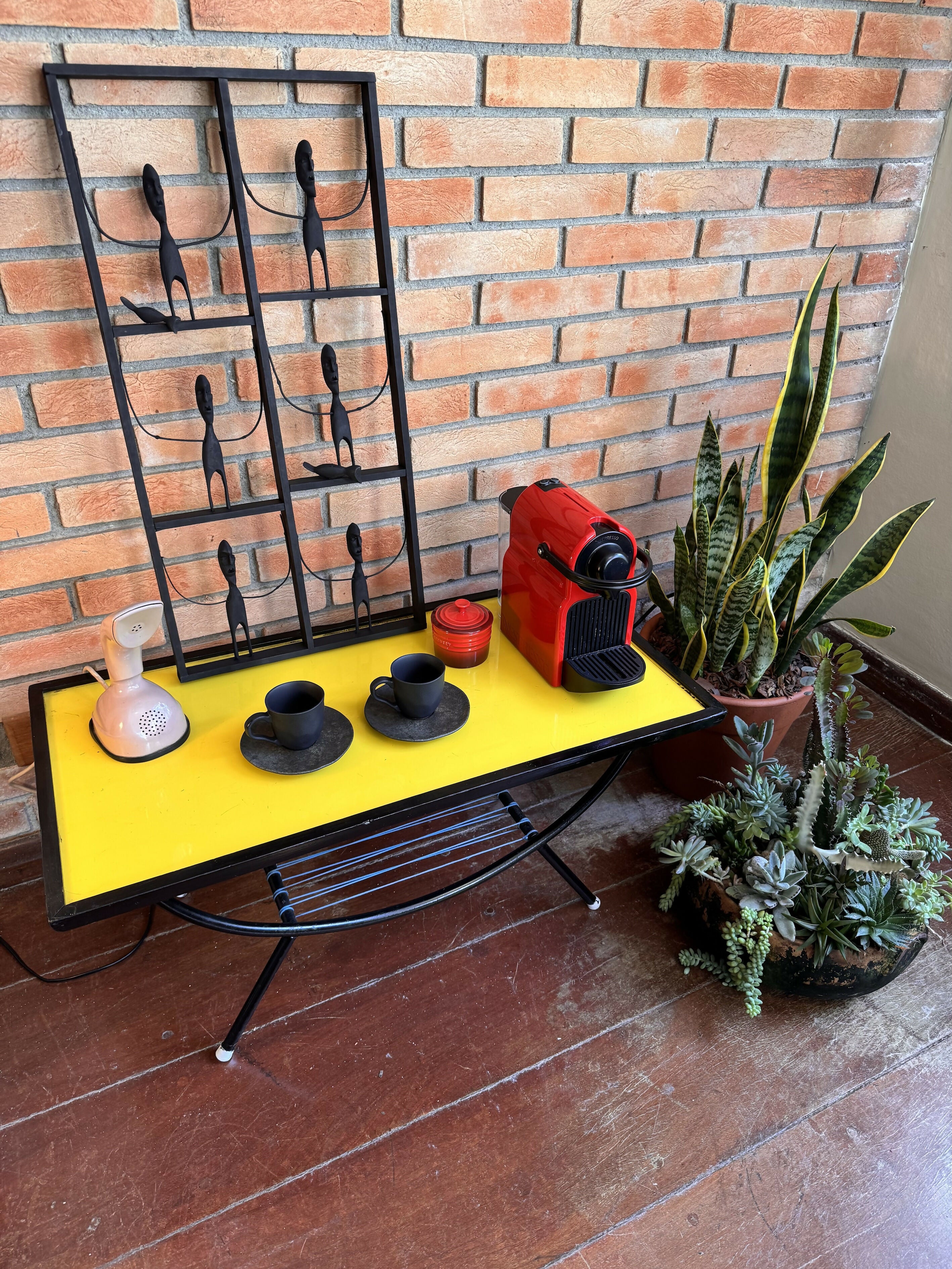 Mesa lateral / mesinha de centro ou barzinho Anos 50 com tampo amarelo