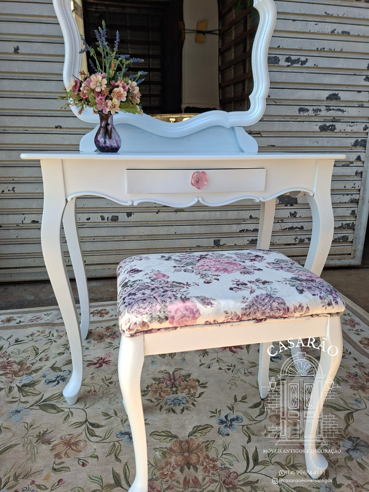 Penteadeira branca com banqueta de estofado floral 