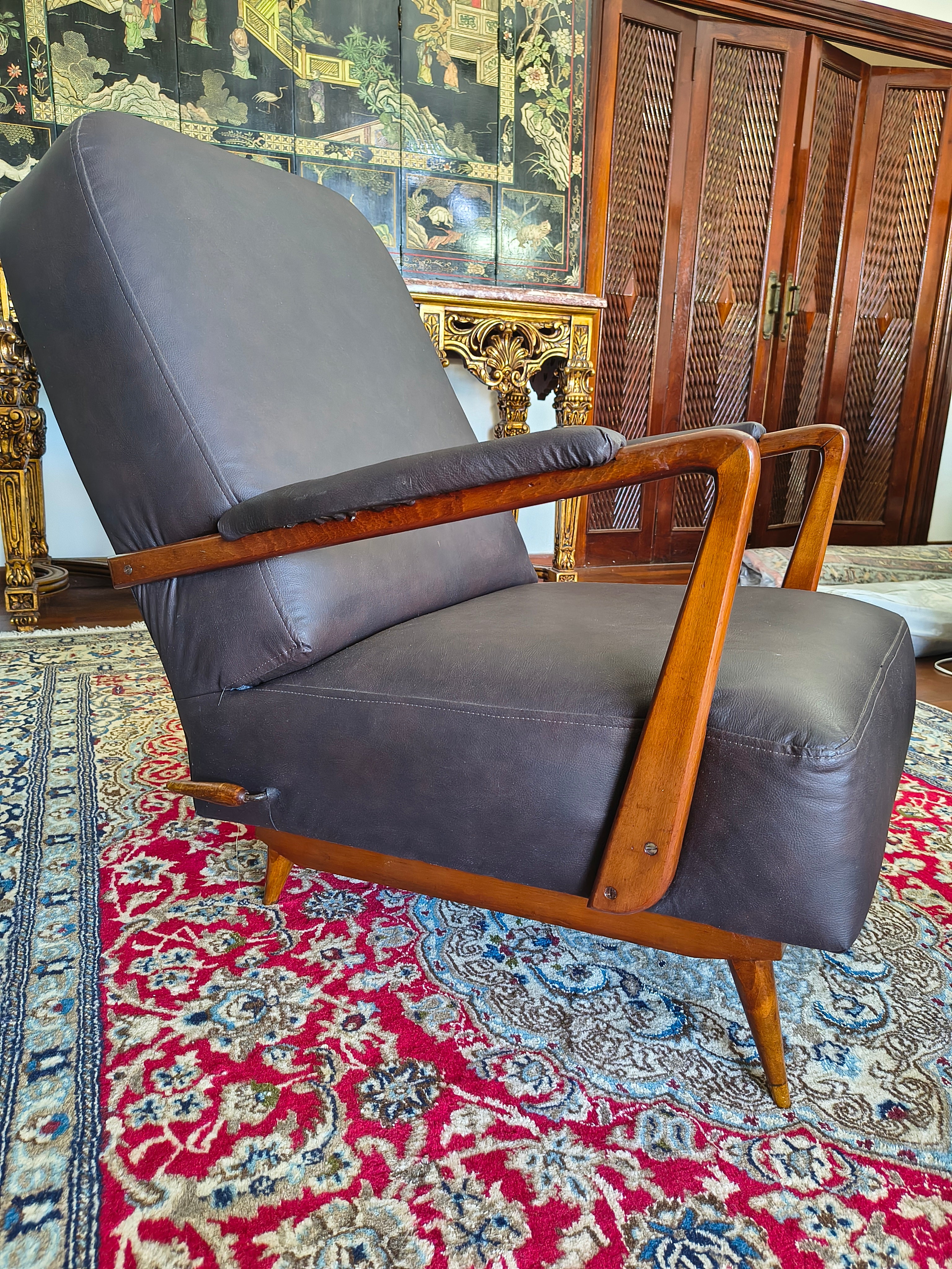 Cadeira de balanço design anos 50 com apoio de pé 