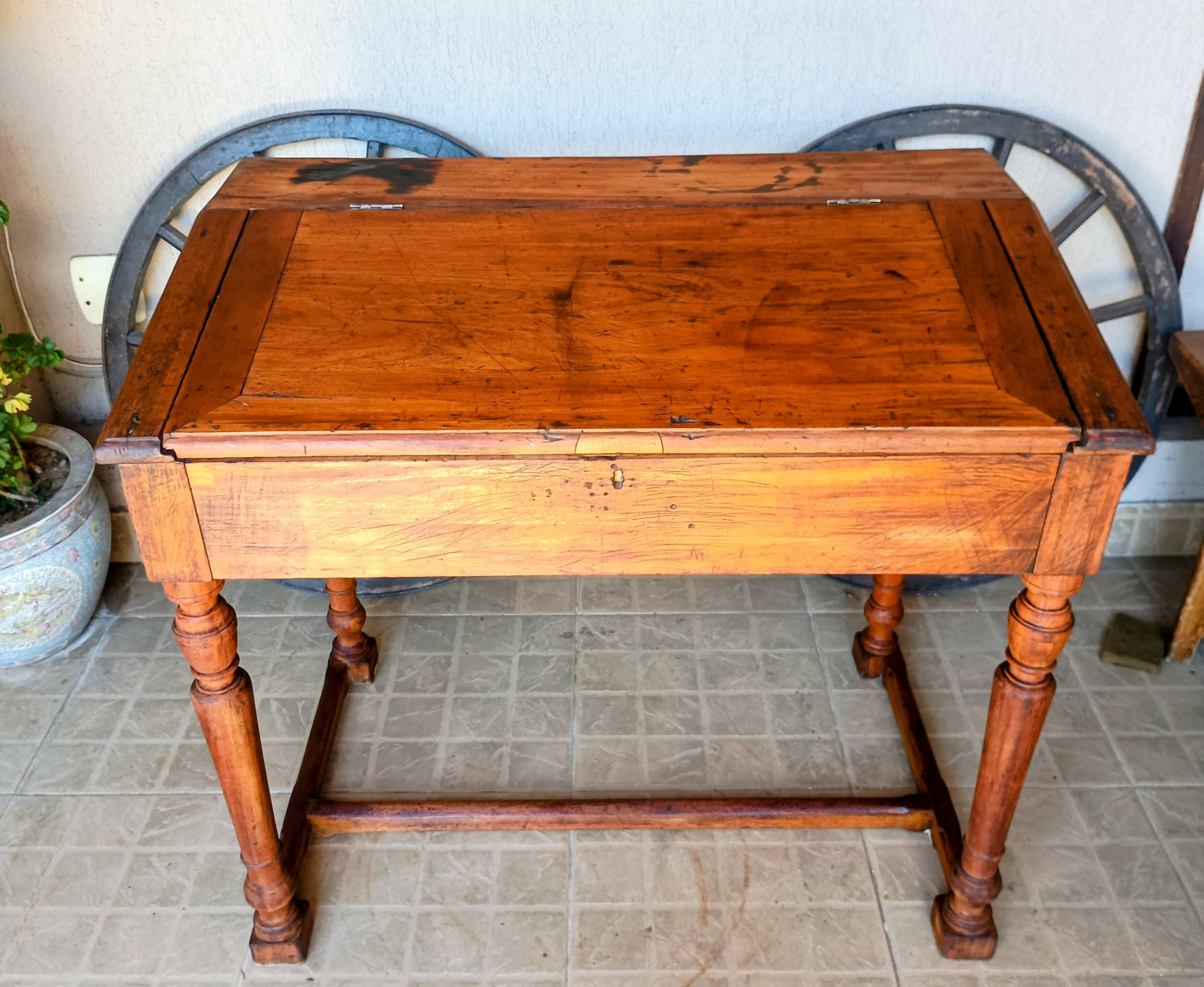 Escrivaninha com tampo basculante Brasil séc. XIX / XX