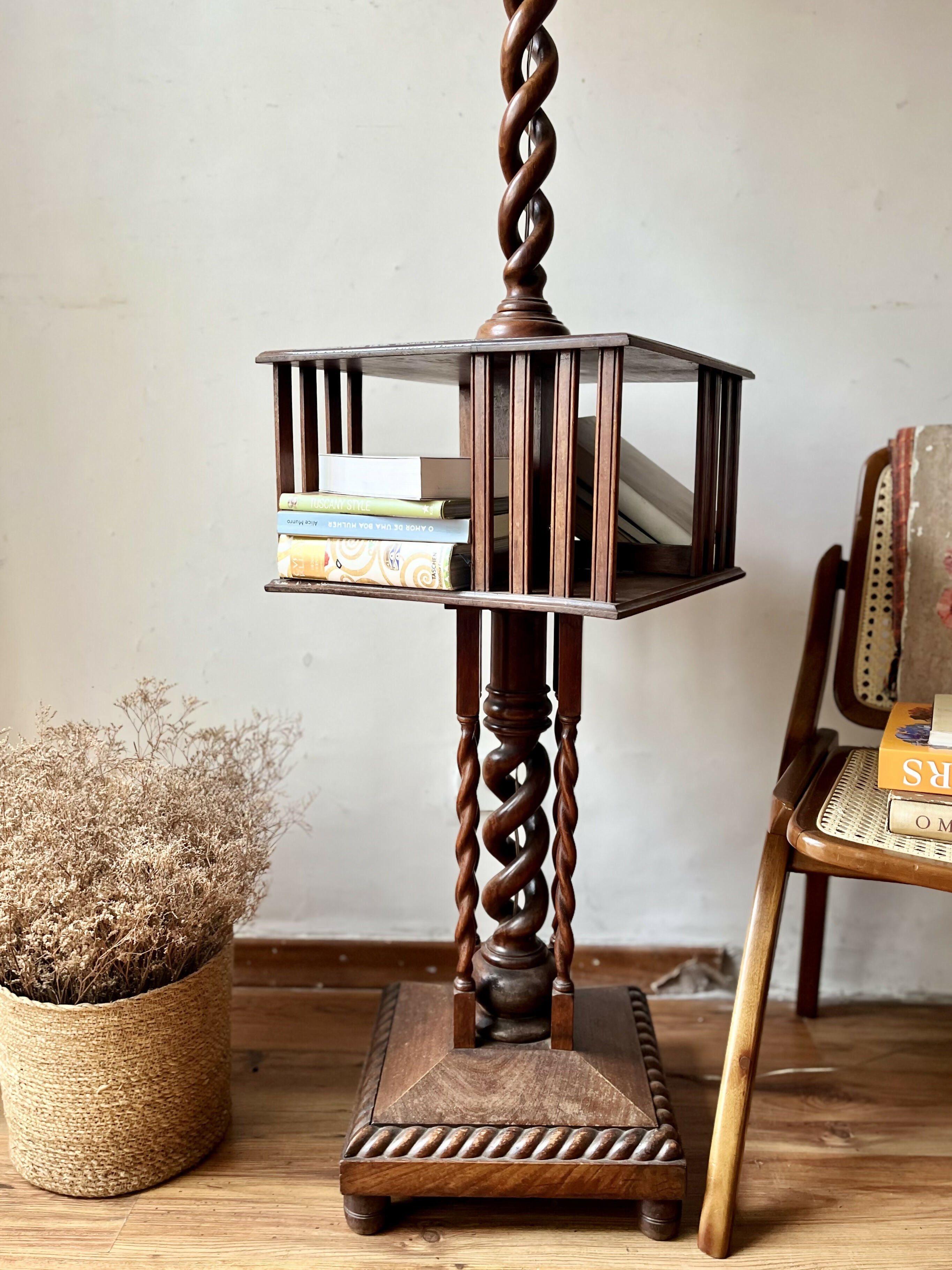 Enorme luminária livreiro