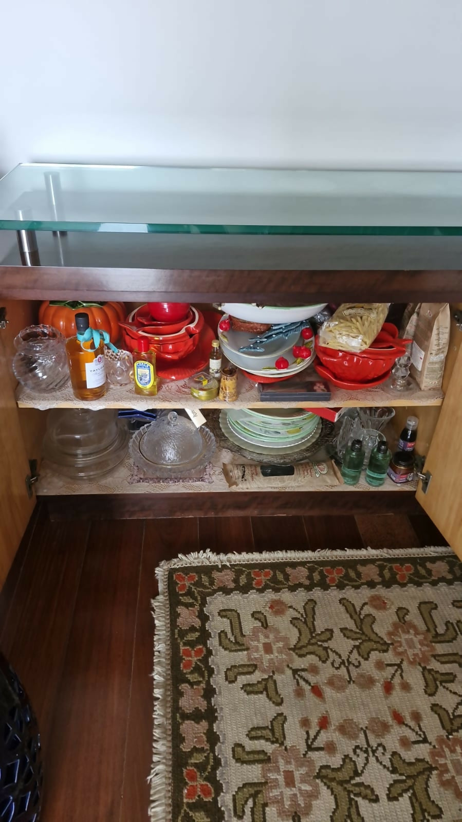 Buffet de madeira e vidro