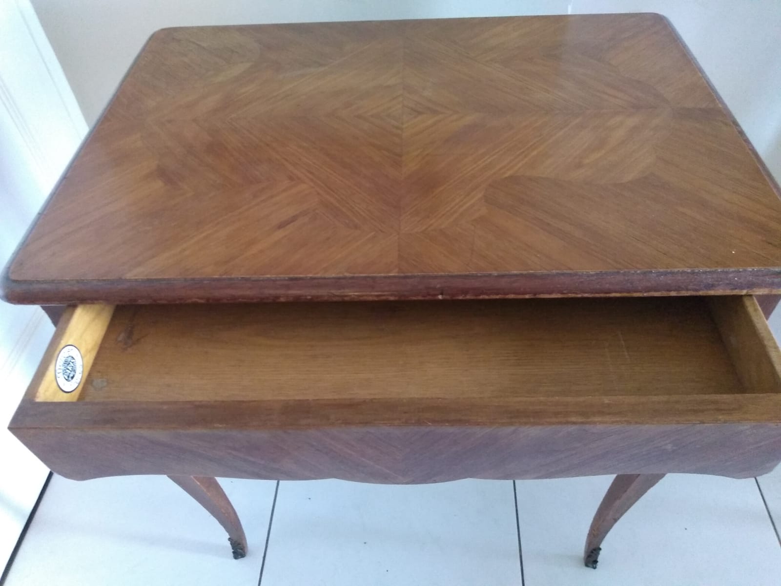 mesa central ou lateral com gaveta estilo Luis XV