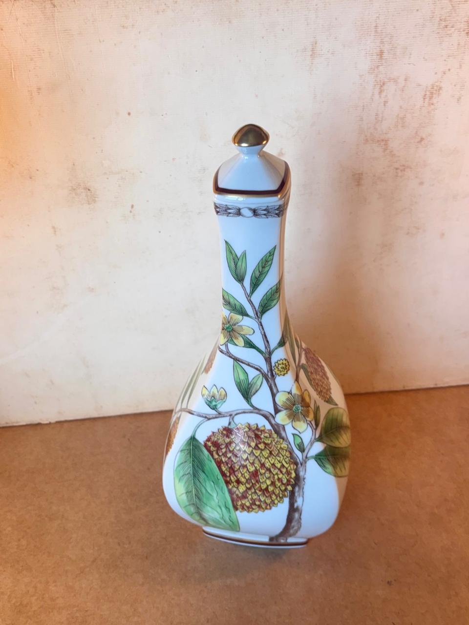 Garrafa decorativa de porcelana Vista Alegre, linha Maranhão, com tampa (DMCPS_775)