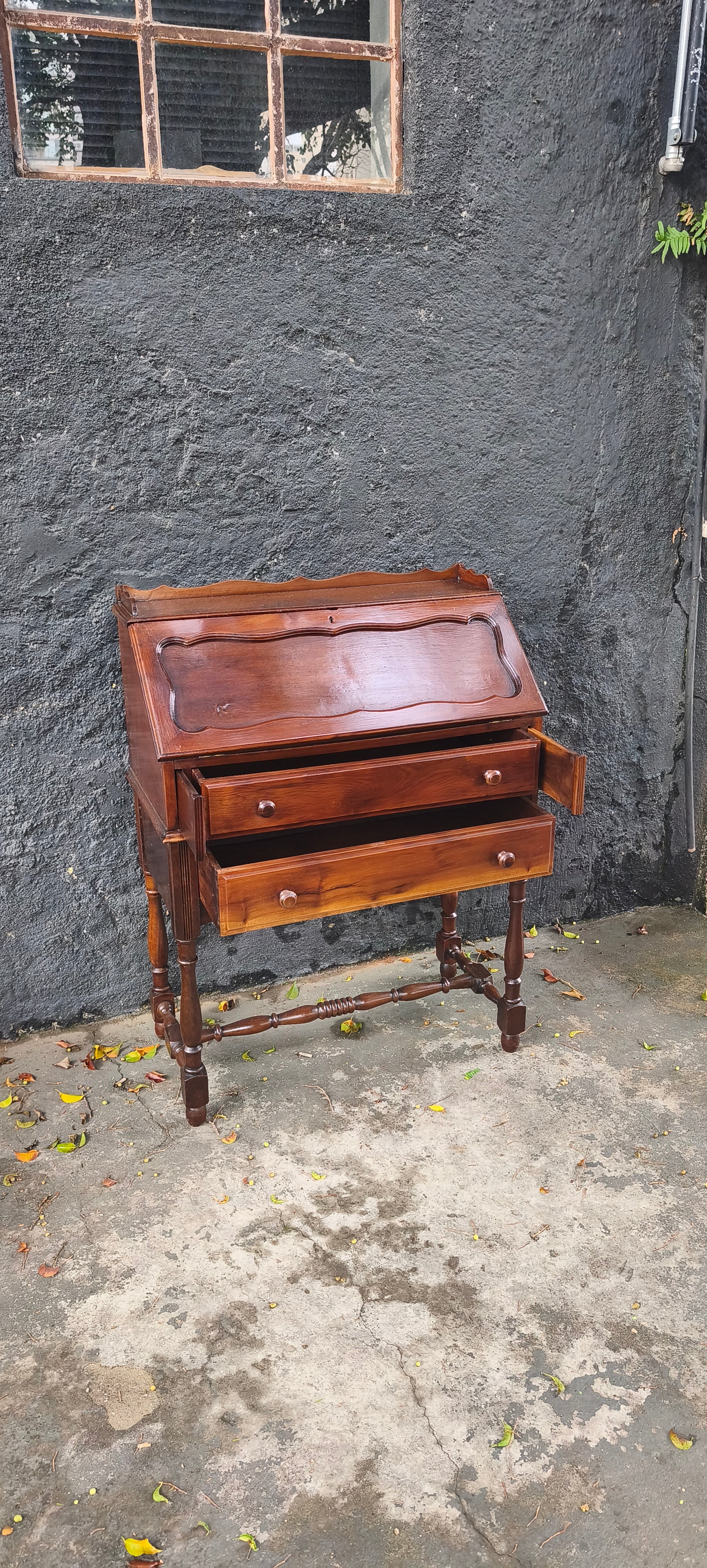 Escrivaninha Birô / Papeleira estilo Colonial em madeira escura - restaurada 