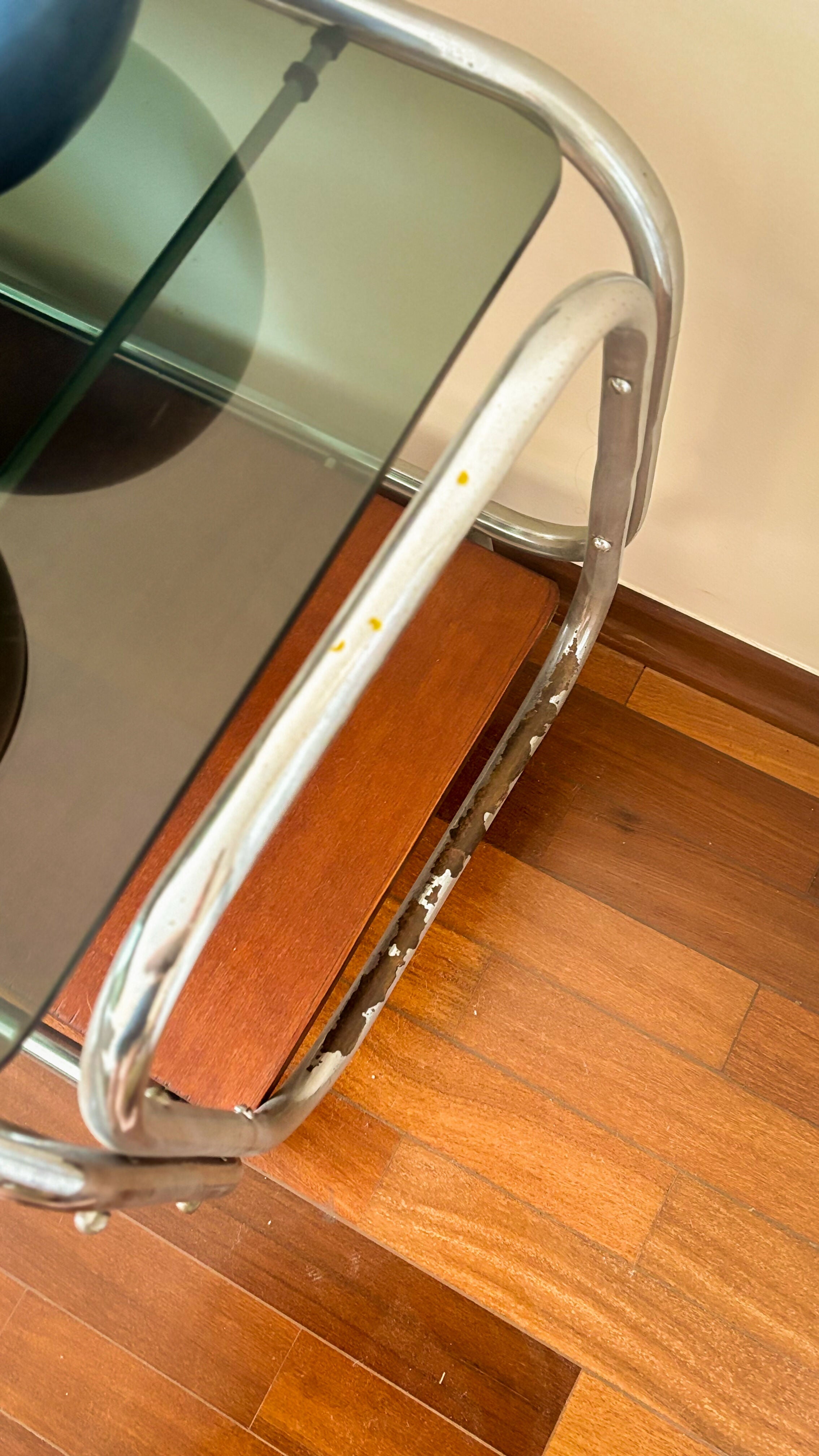 Barzinho em metal tubular cromado e vidro fumê