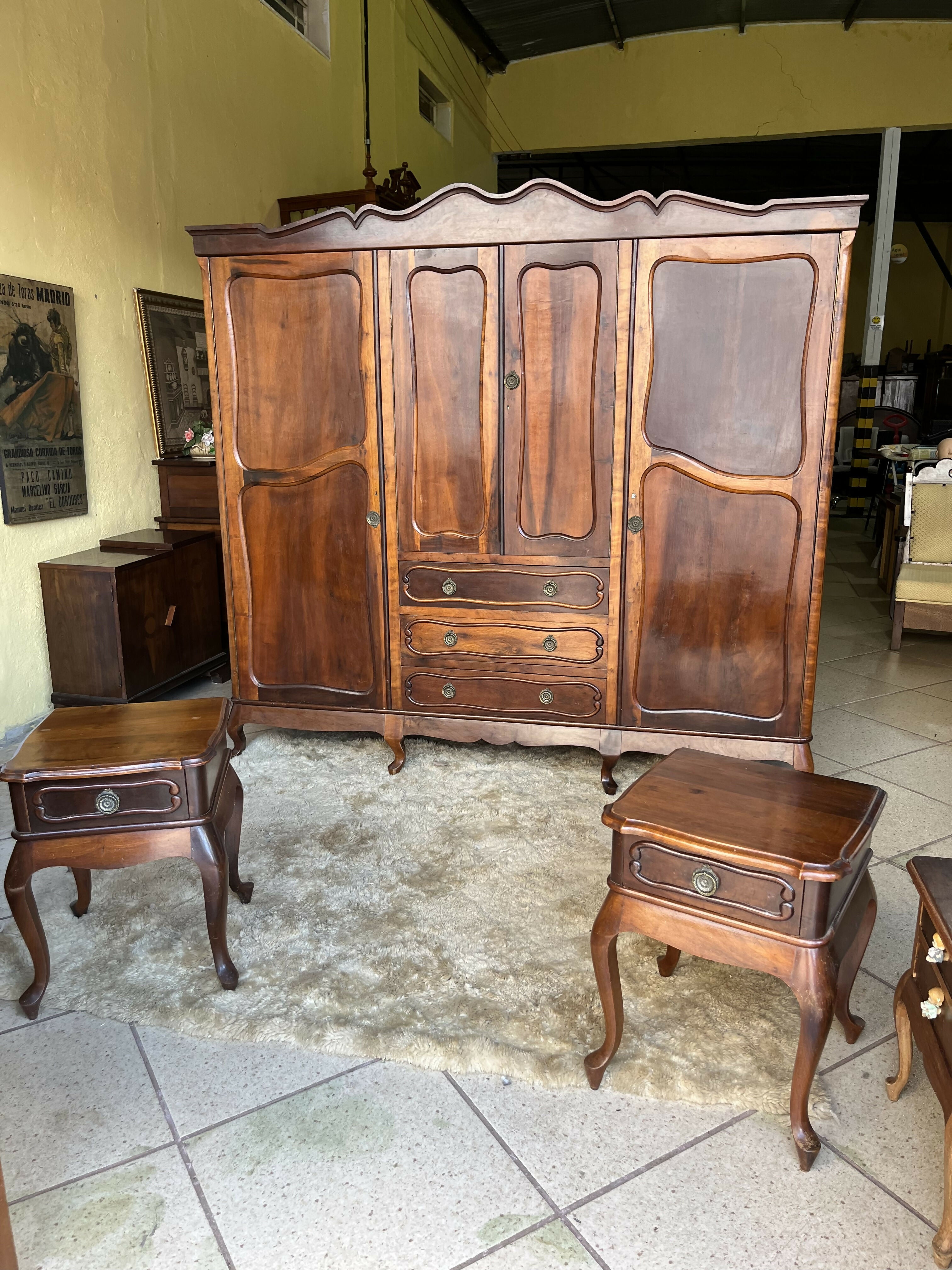 GUARDA ROUPA CHIPANDELLE ANTIGO