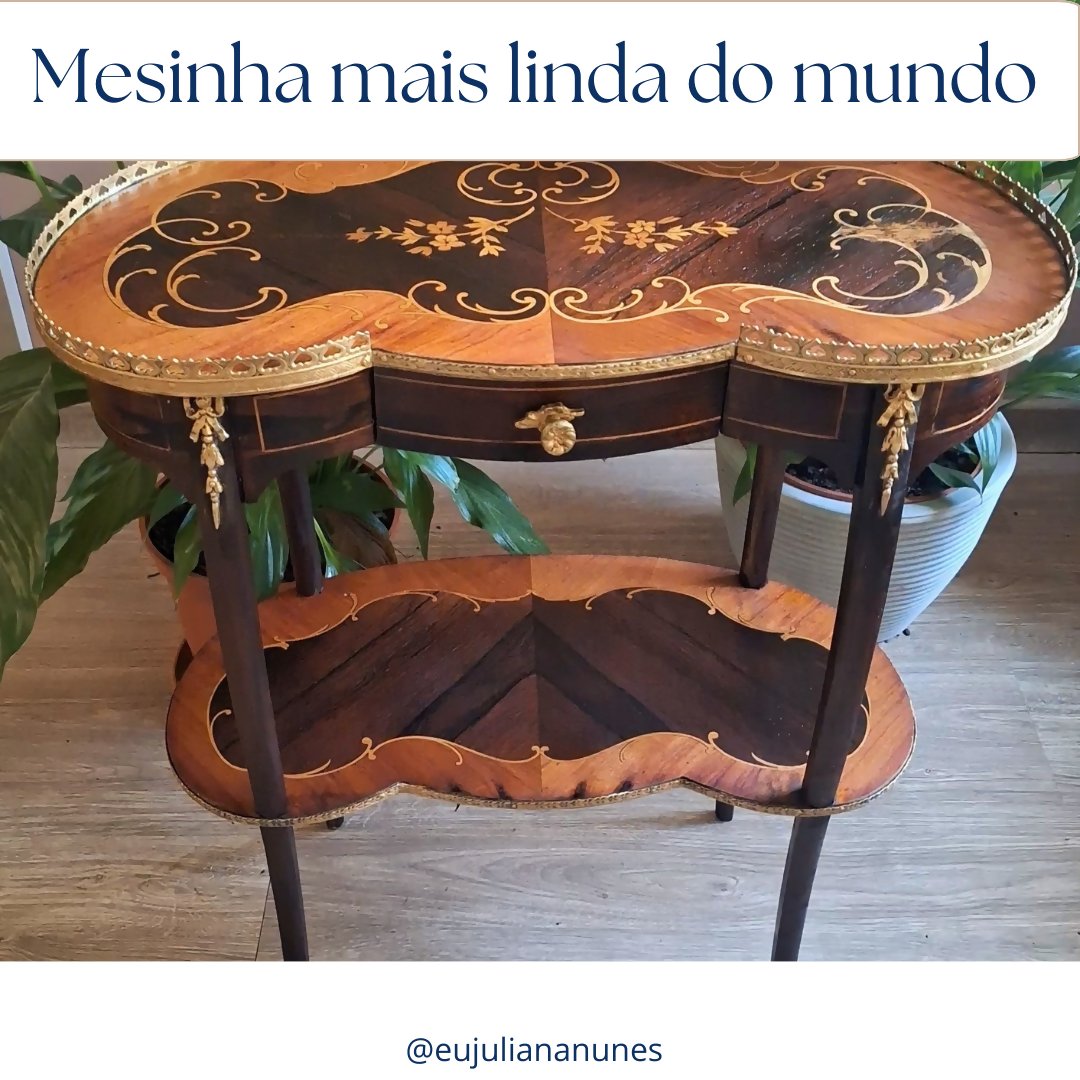 Mesa auxiliar em marchetaria