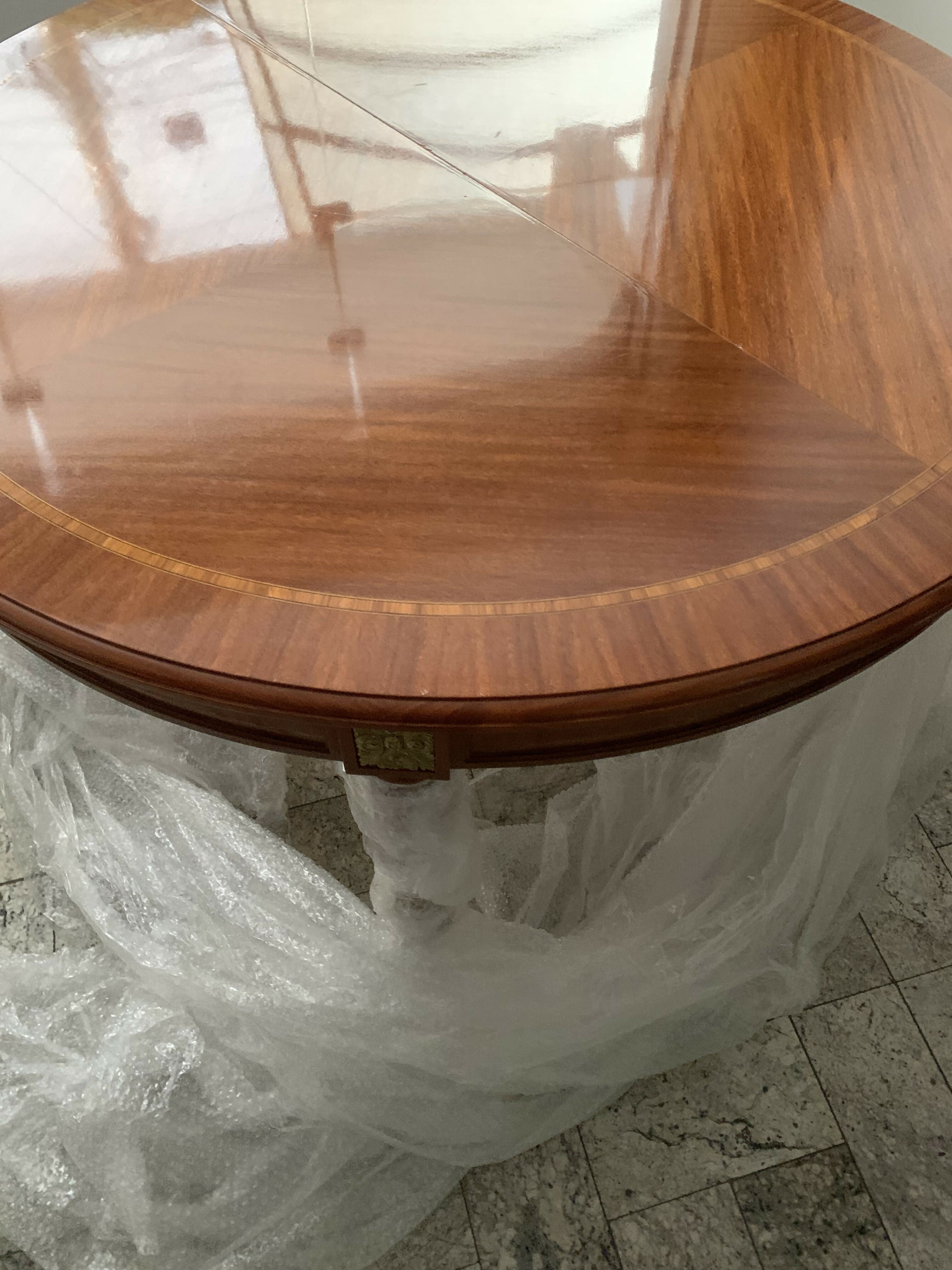 Mesa elástica com 08 cadeiras francesas