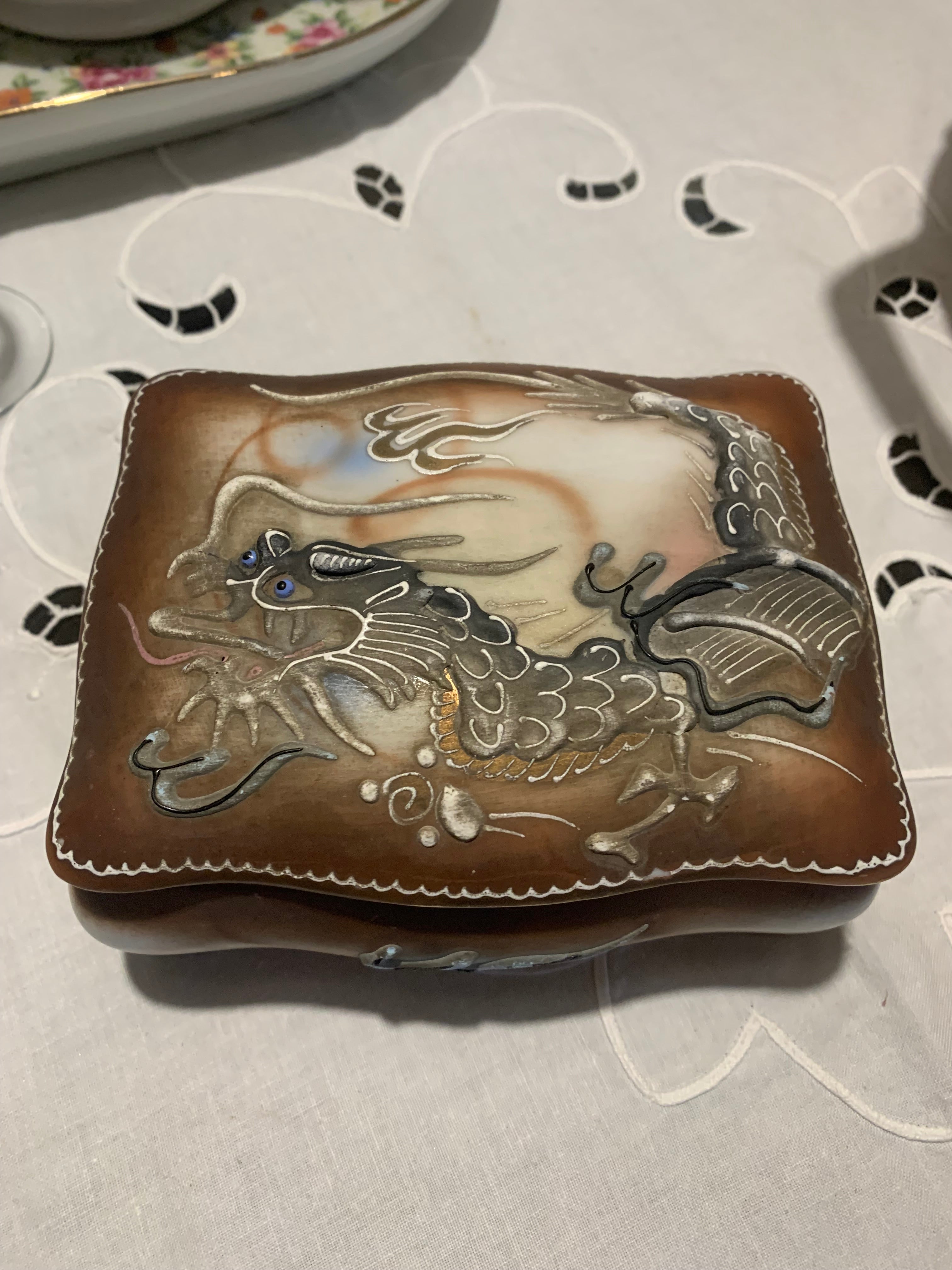 Caixinha porcelana japonesa dragão