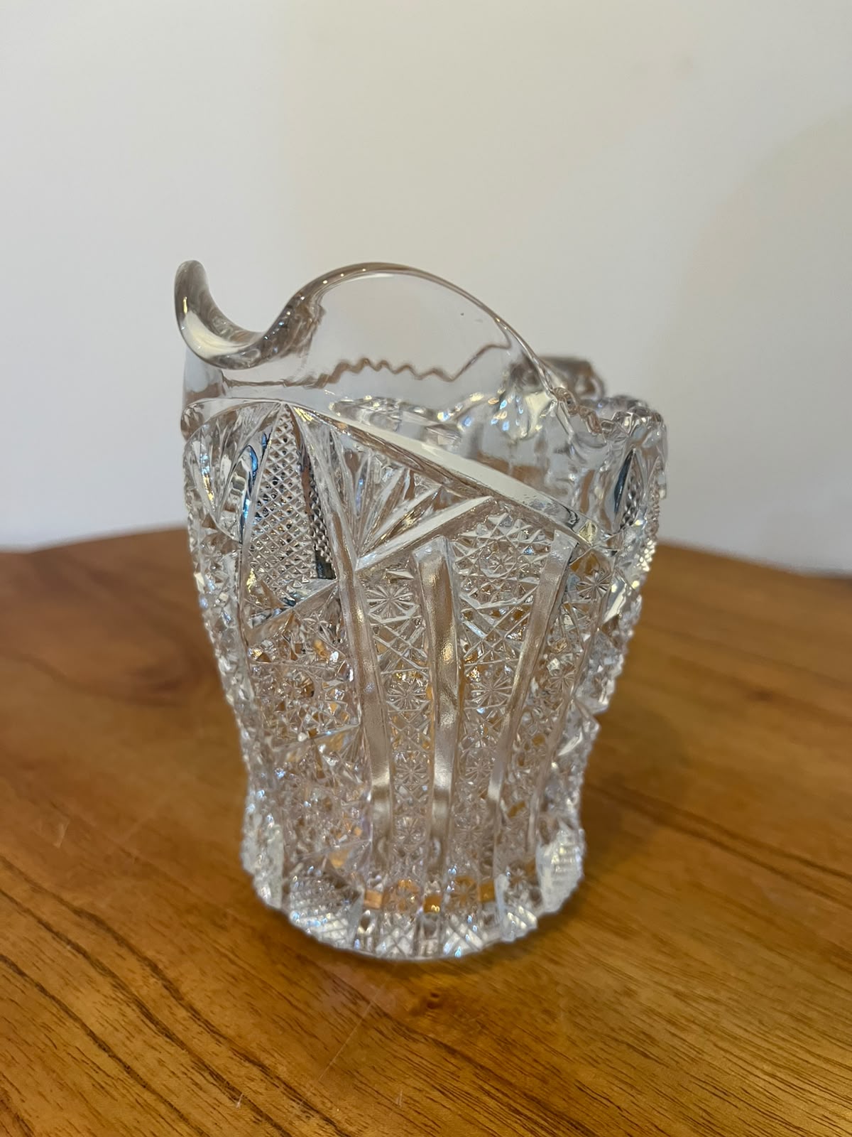 Jarra pequena em vidro trabalhado com decoração geométrica – 13,5 cm