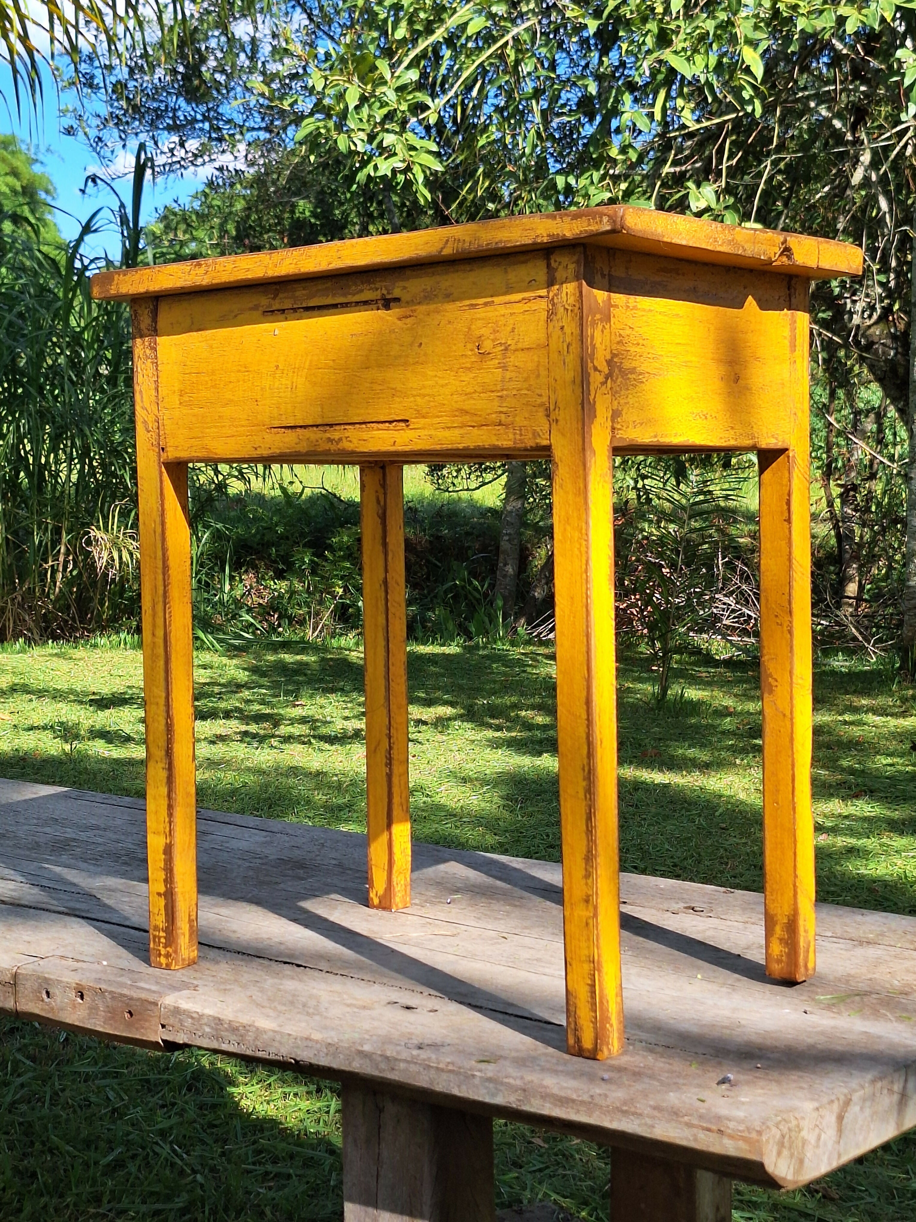 Mesa De Apoio / Mesa Cabeceira Tinta Gasta Amarela Madeira Maciça