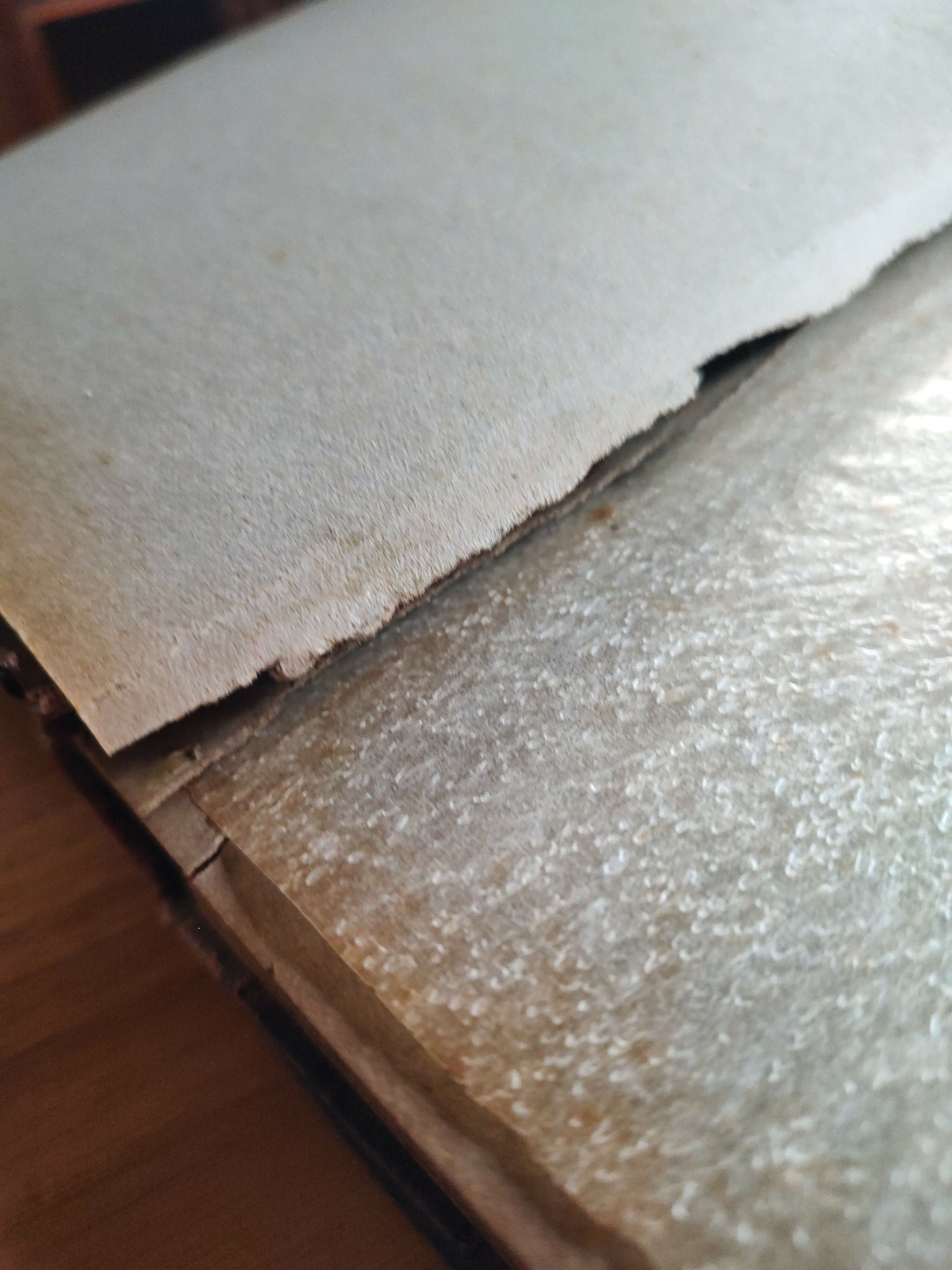 Antigo álbum de fotos "Nossas Núpcias" com capa em madeira (39cm x 33cm)