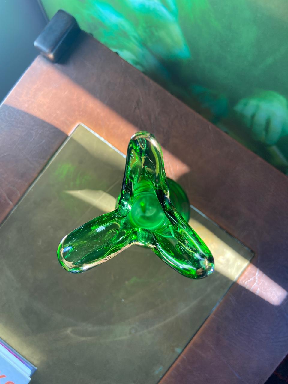 Vaso floreira em demi cristal verde com decoração dourada de uvas (DMCPS_203)